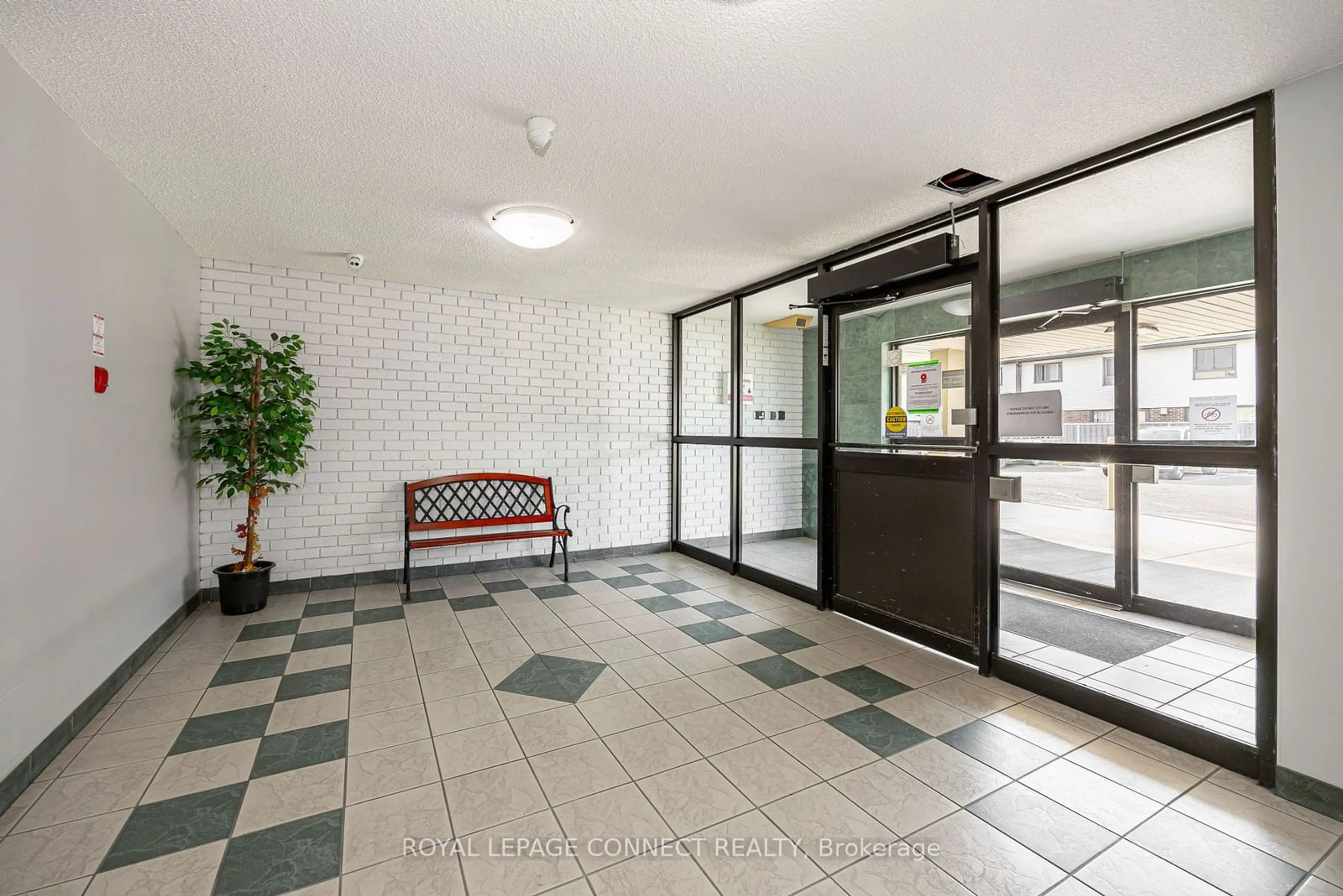 Indoor foyer, unknown floor for 936 Glen St #211, Oshawa Ontario L1J 5Z7