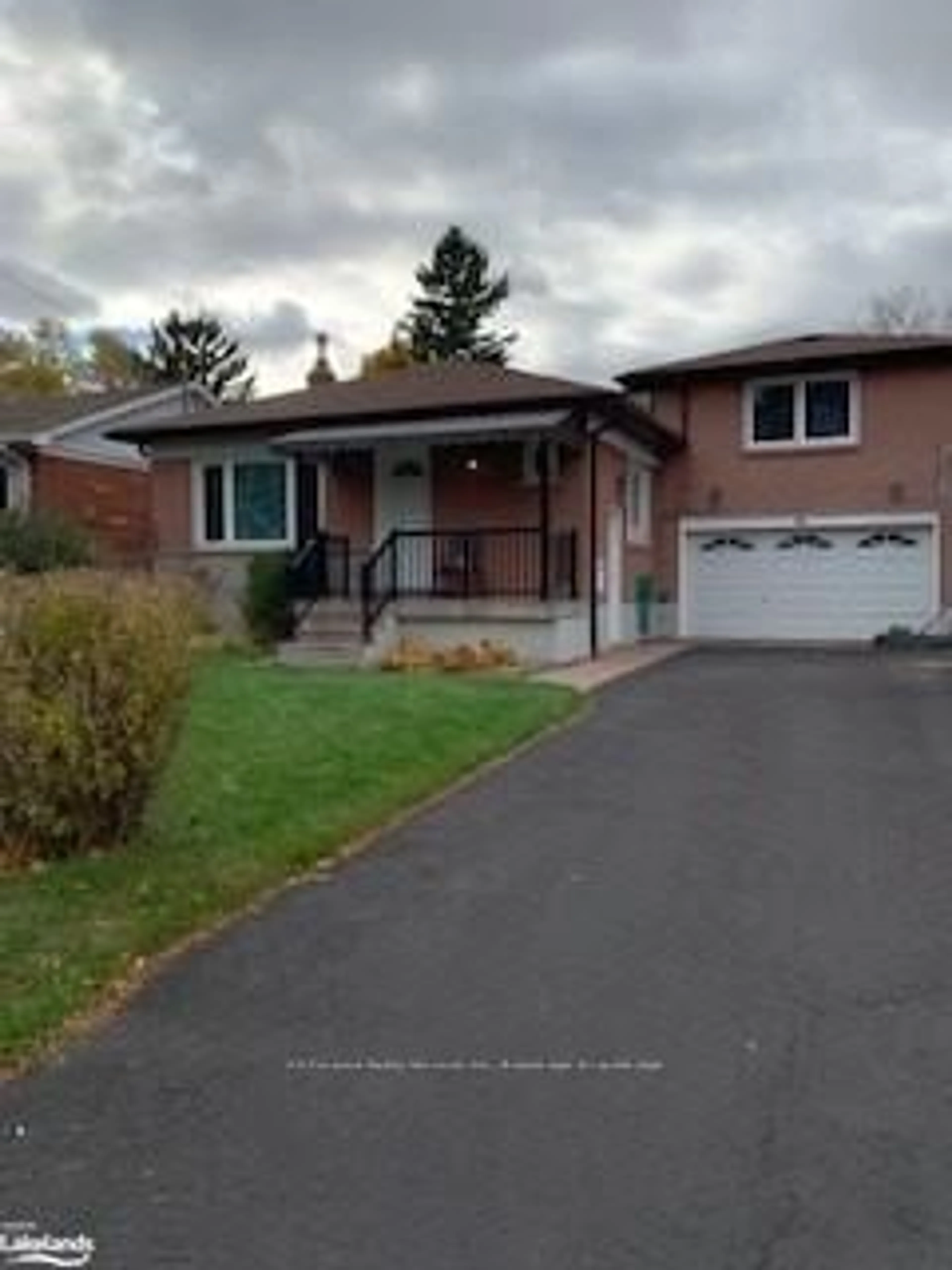 Frontside or backside of a home, the street view for 96 KITCHENER Rd, Toronto Ontario M1E 2X7