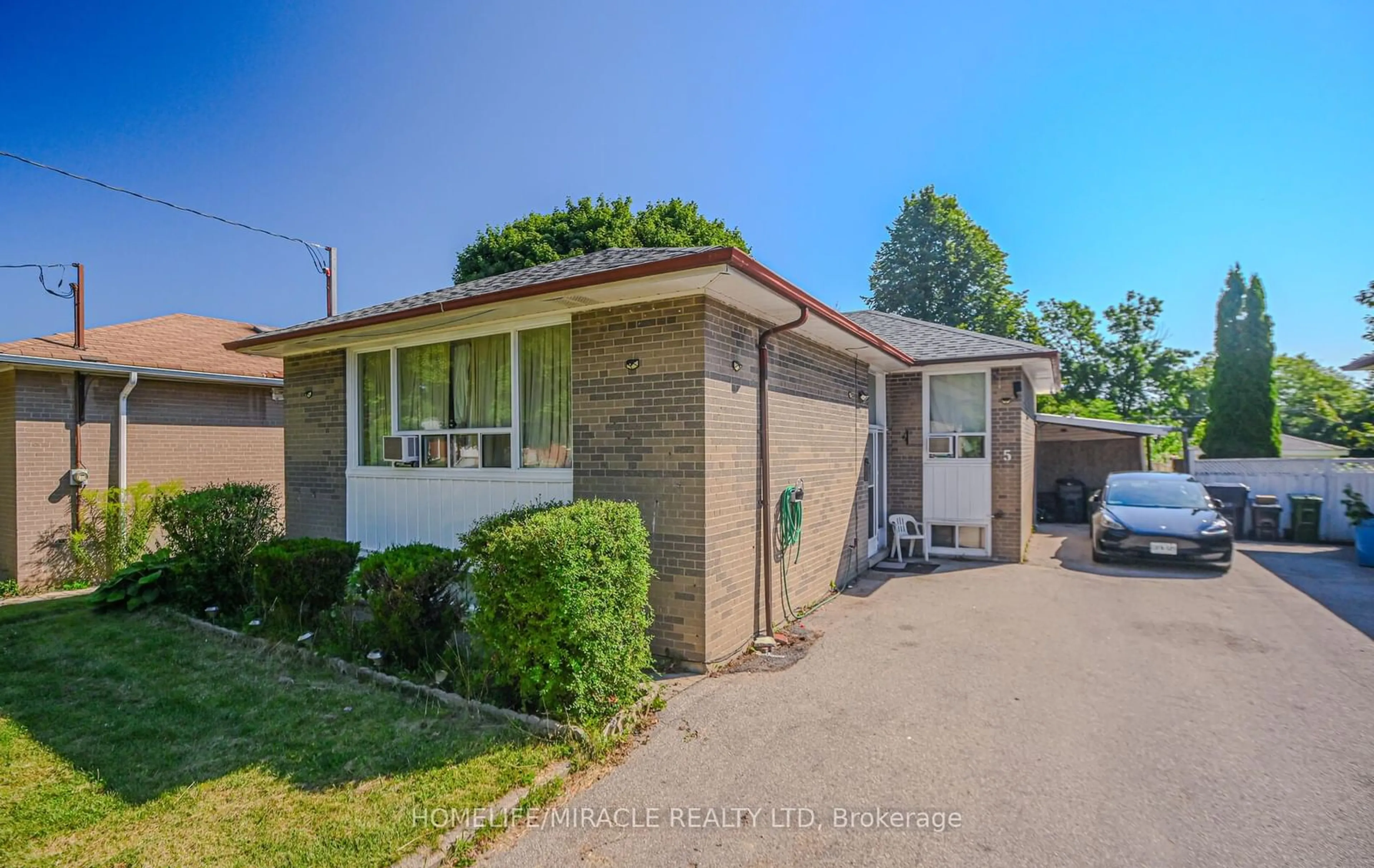 A pic from exterior of the house or condo, the street view for 5 Hathway Dr, Toronto Ontario M1P 4L4