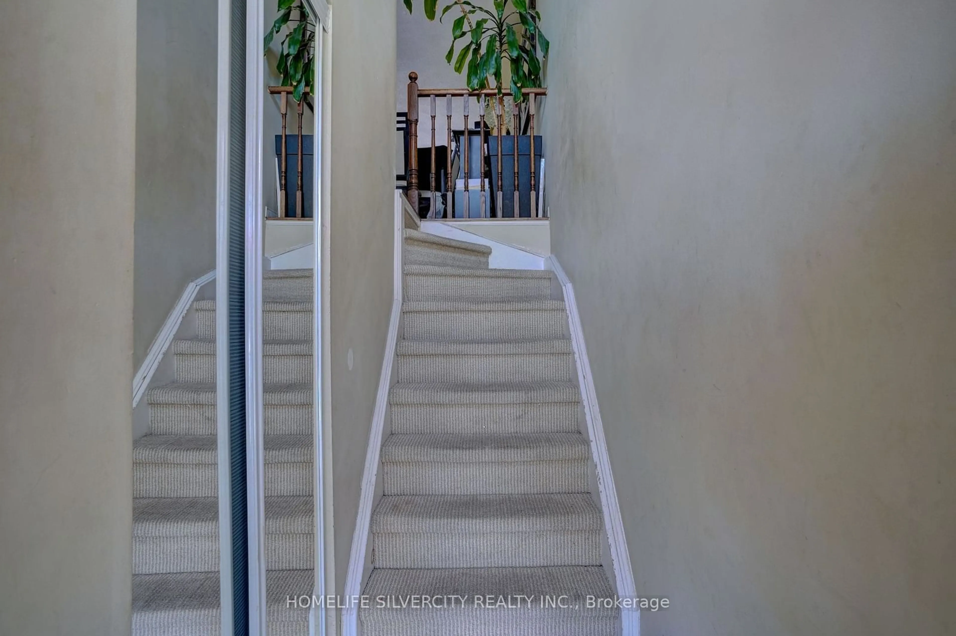 Indoor foyer, carpet floors for 431 Meadowvale Rd, Toronto Ontario M1C 1S6