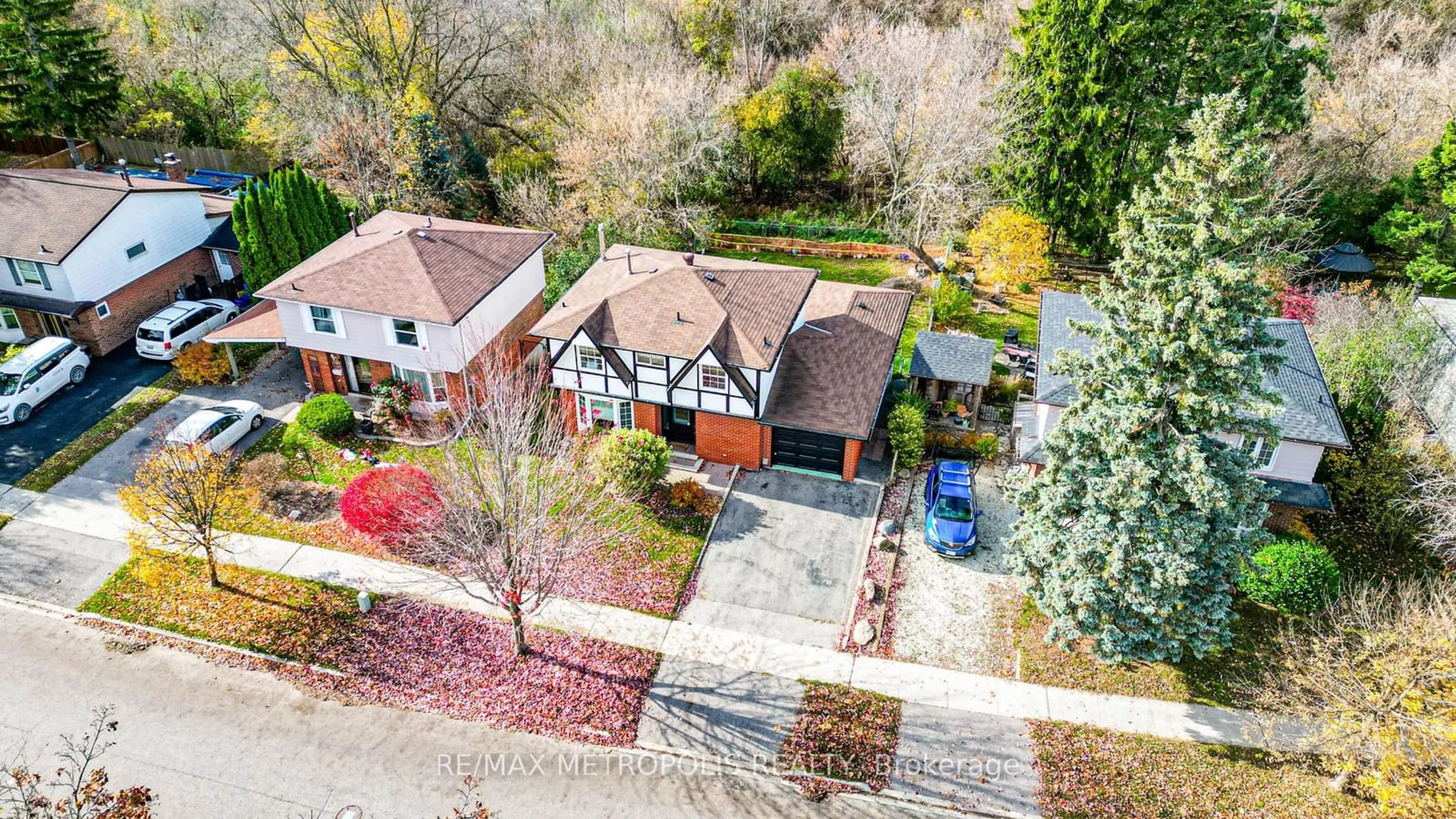 Frontside or backside of a home, the street view for 306 Lupin Dr, Whitby Ontario L1N 1Y1