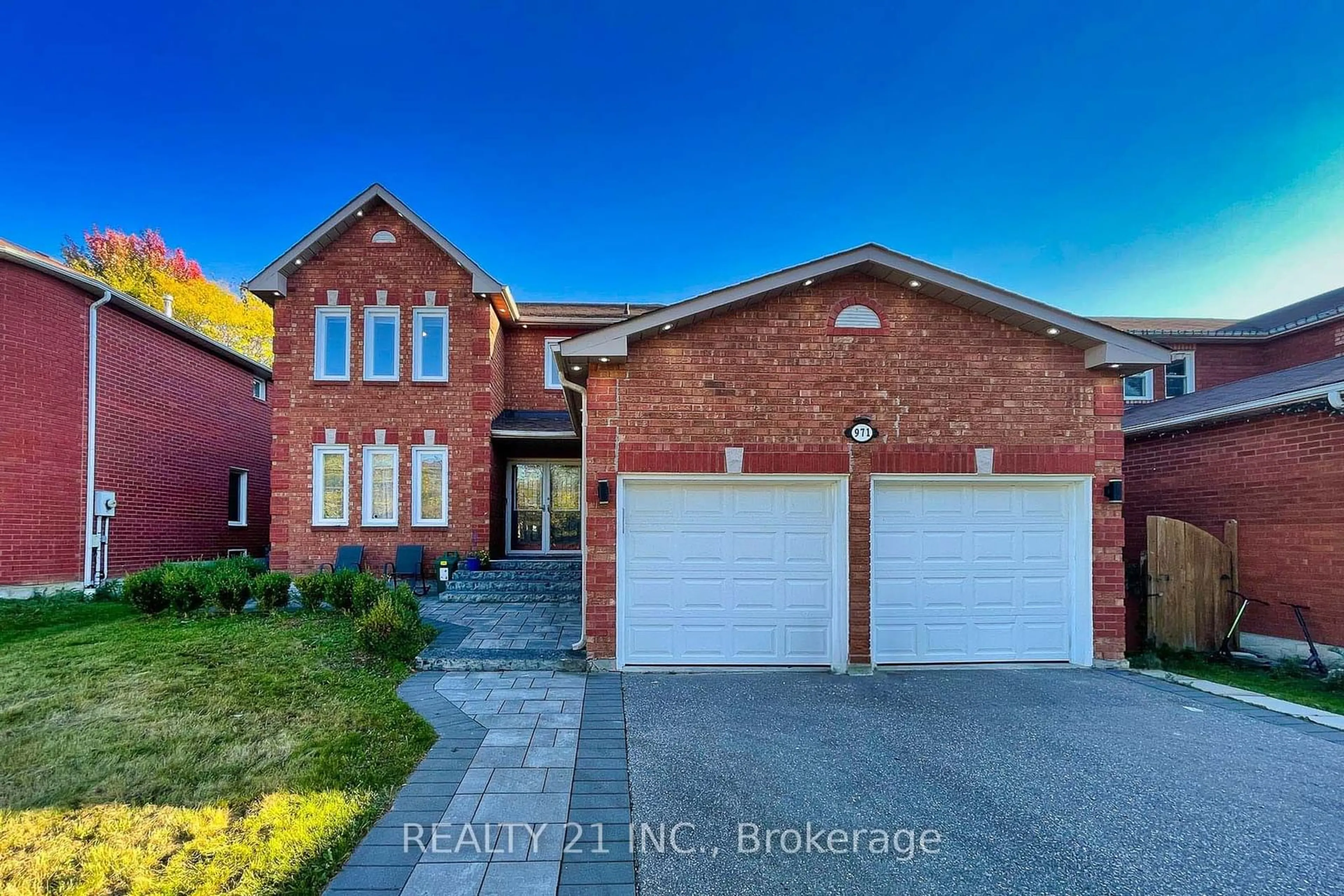 Home with brick exterior material for 971 Thimbleberry Circ, Oshawa Ontario L1K 2H3