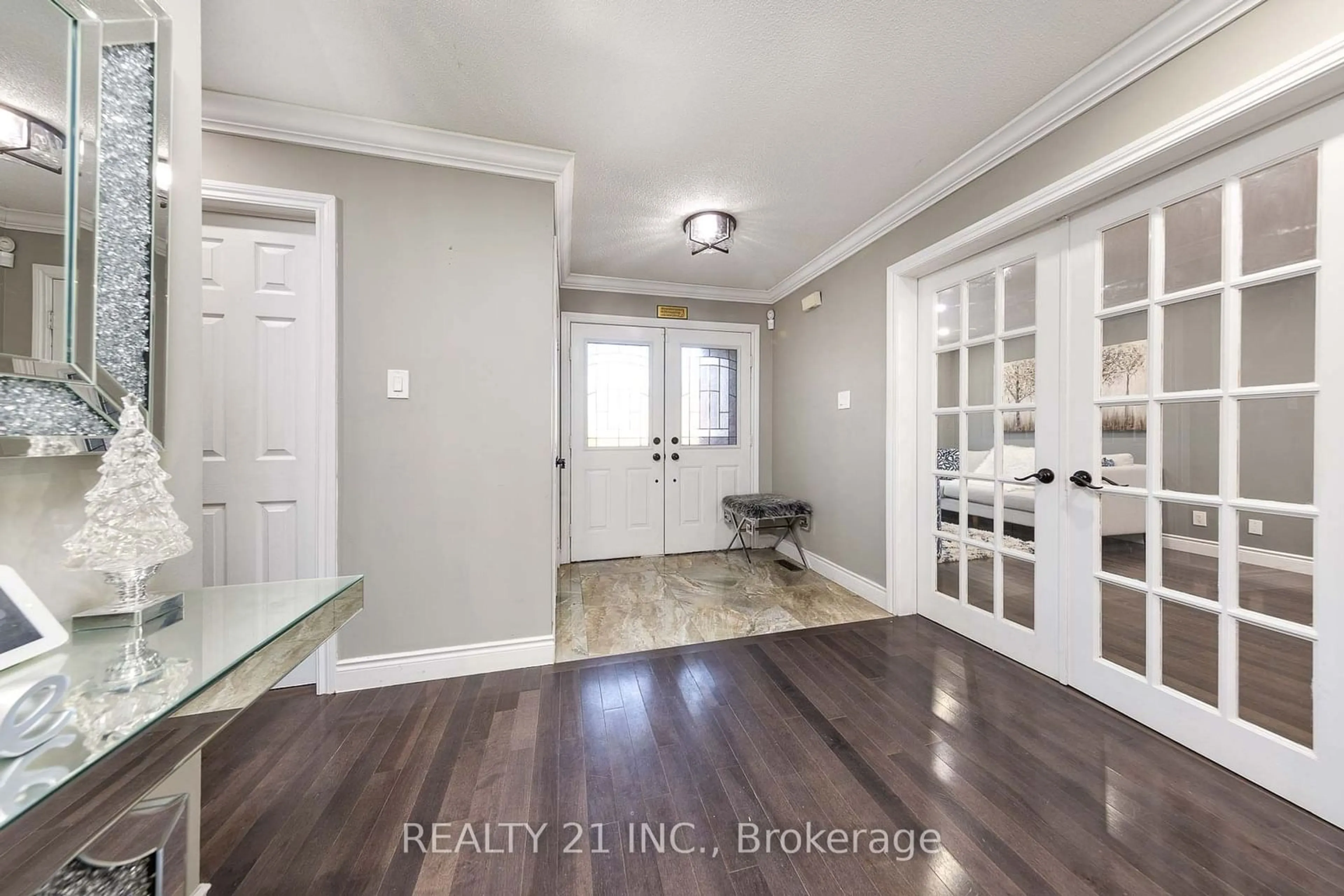 Indoor entryway, wood floors for 971 Thimbleberry Circ, Oshawa Ontario L1K 2H3