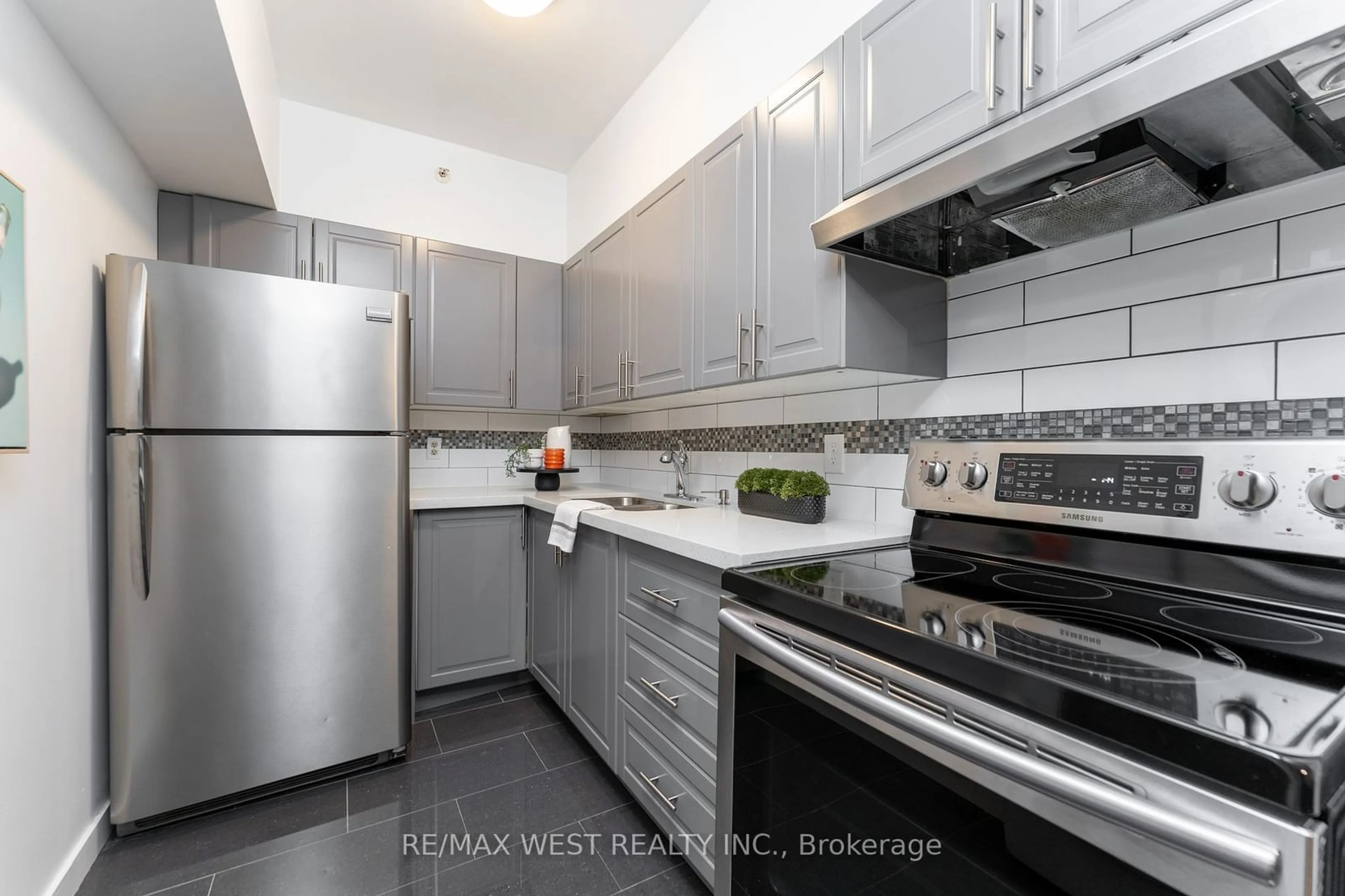 Standard kitchen for 5800 Sheppard Ave #414, Toronto Ontario M1B 5J7