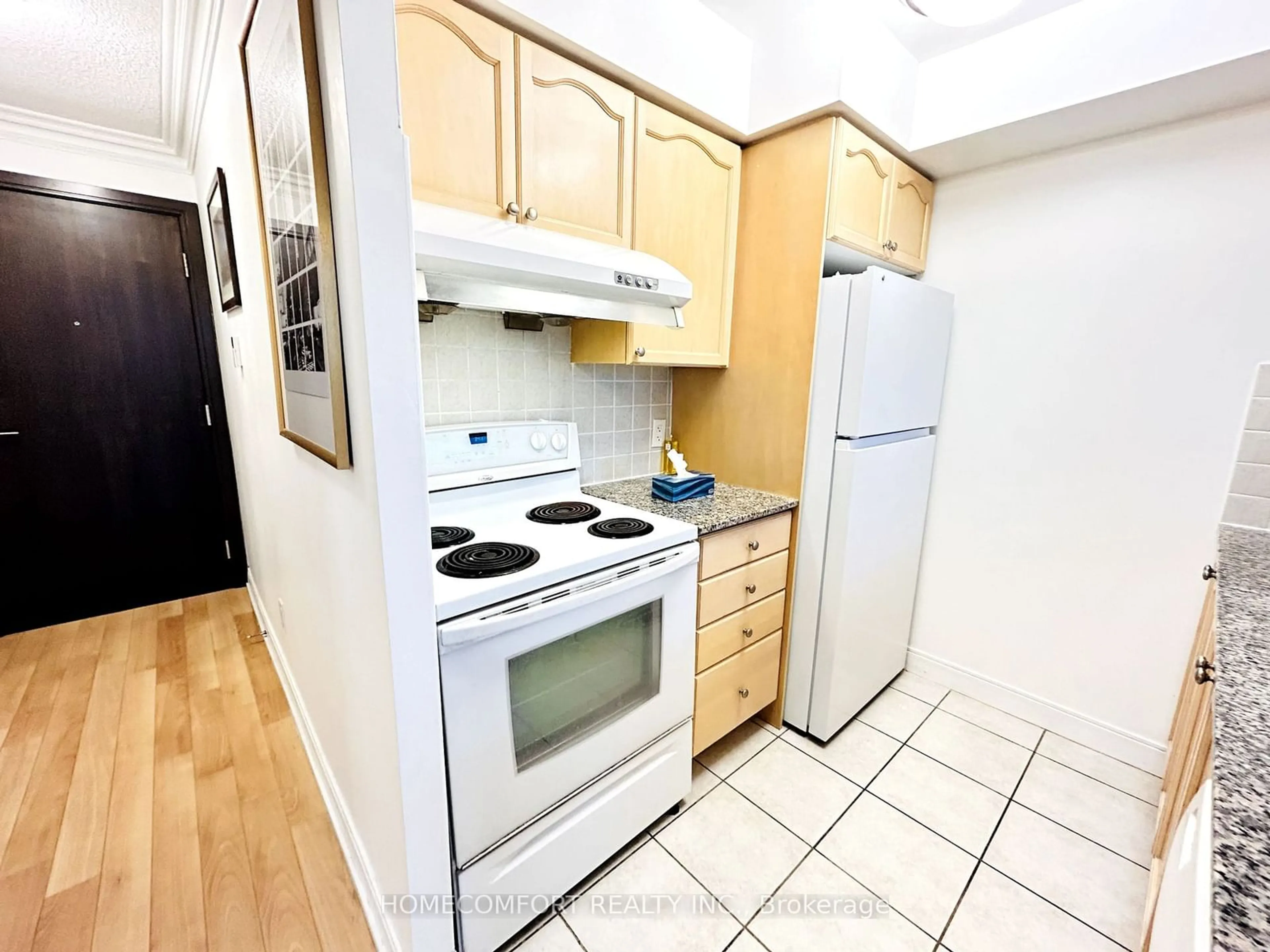 Standard kitchen, wood floors, cottage for 238 Bonis Ave #823, Toronto Ontario M1T 3W7