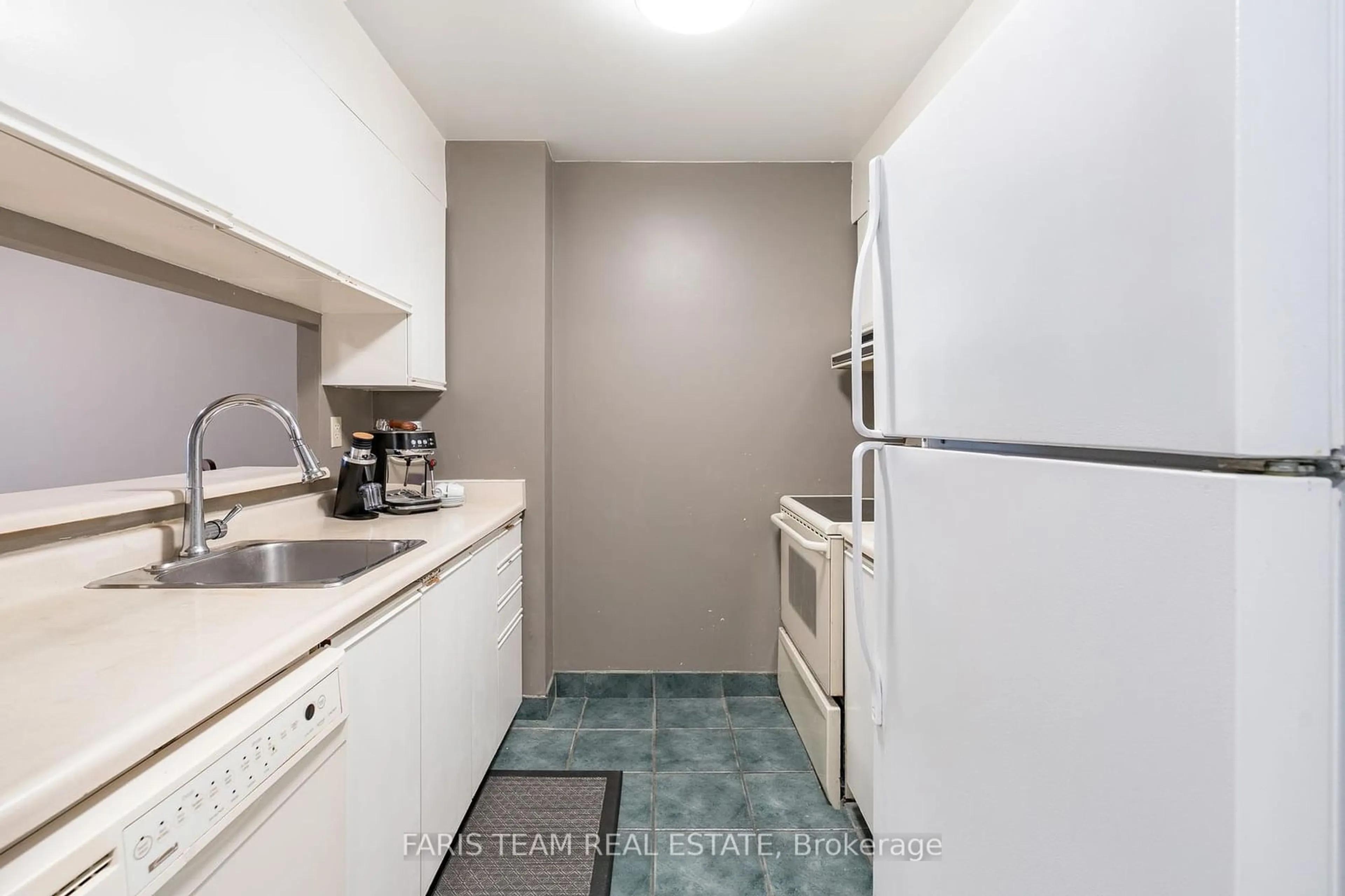 Standard kitchen for 1655 Pickering Pkwy #809, Pickering Ontario L1V 6L3