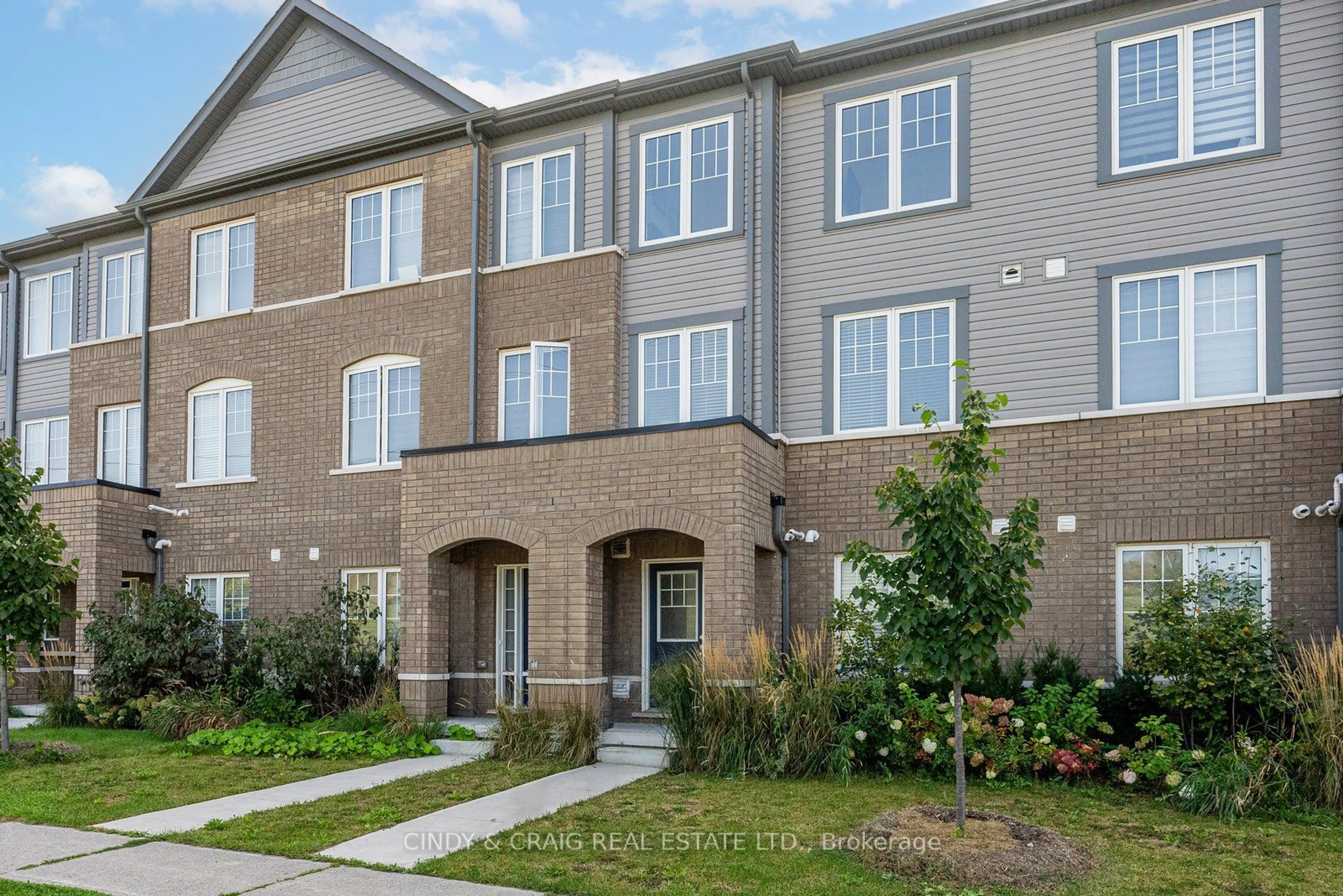 A pic from exterior of the house or condo, the front or back of building for 870 Atwater Path, Oshawa Ontario L1J 0E8