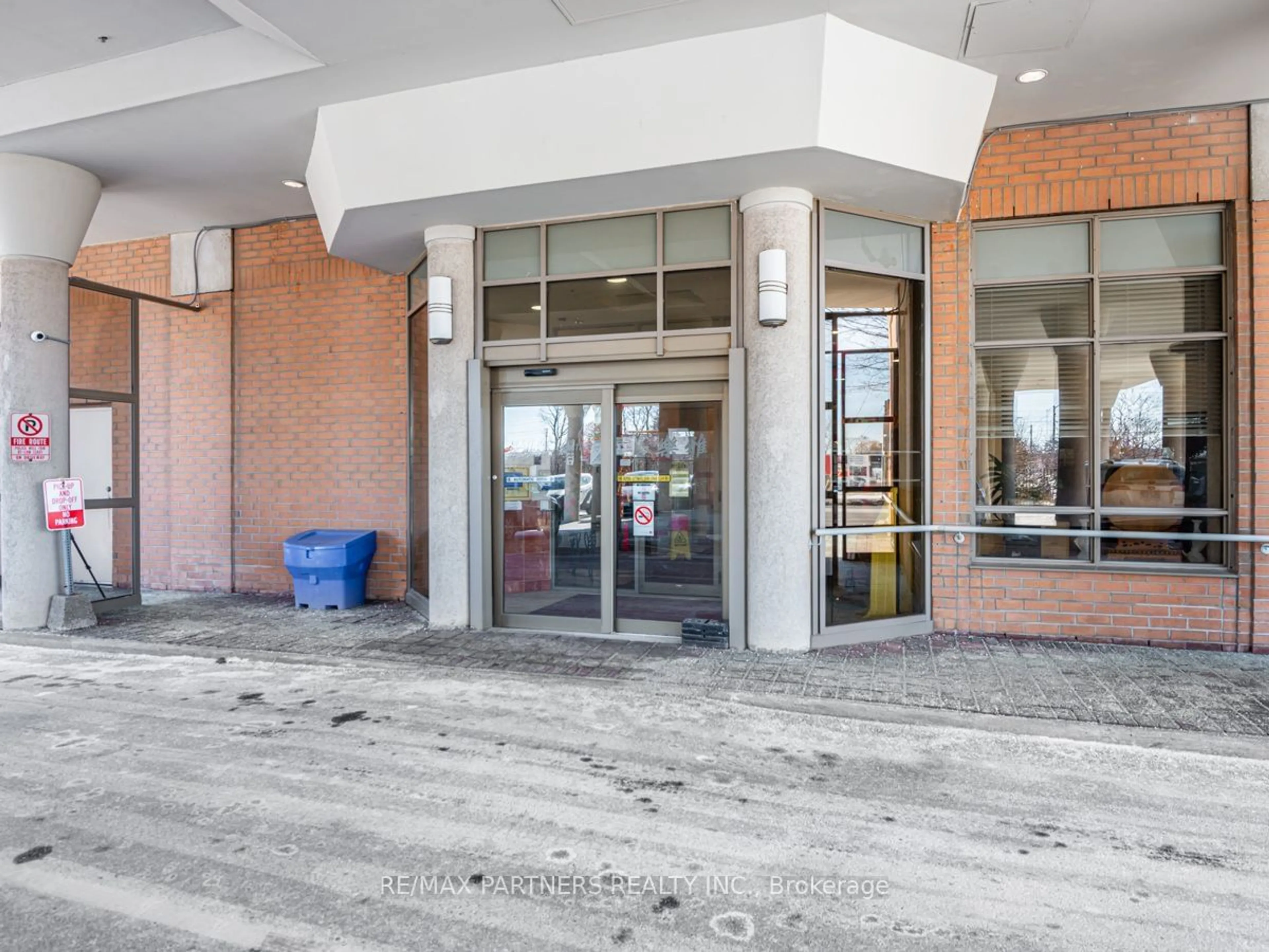 Indoor foyer, cement floor for 3088 KENNEDY Rd #907, Toronto Ontario M1V 5M4