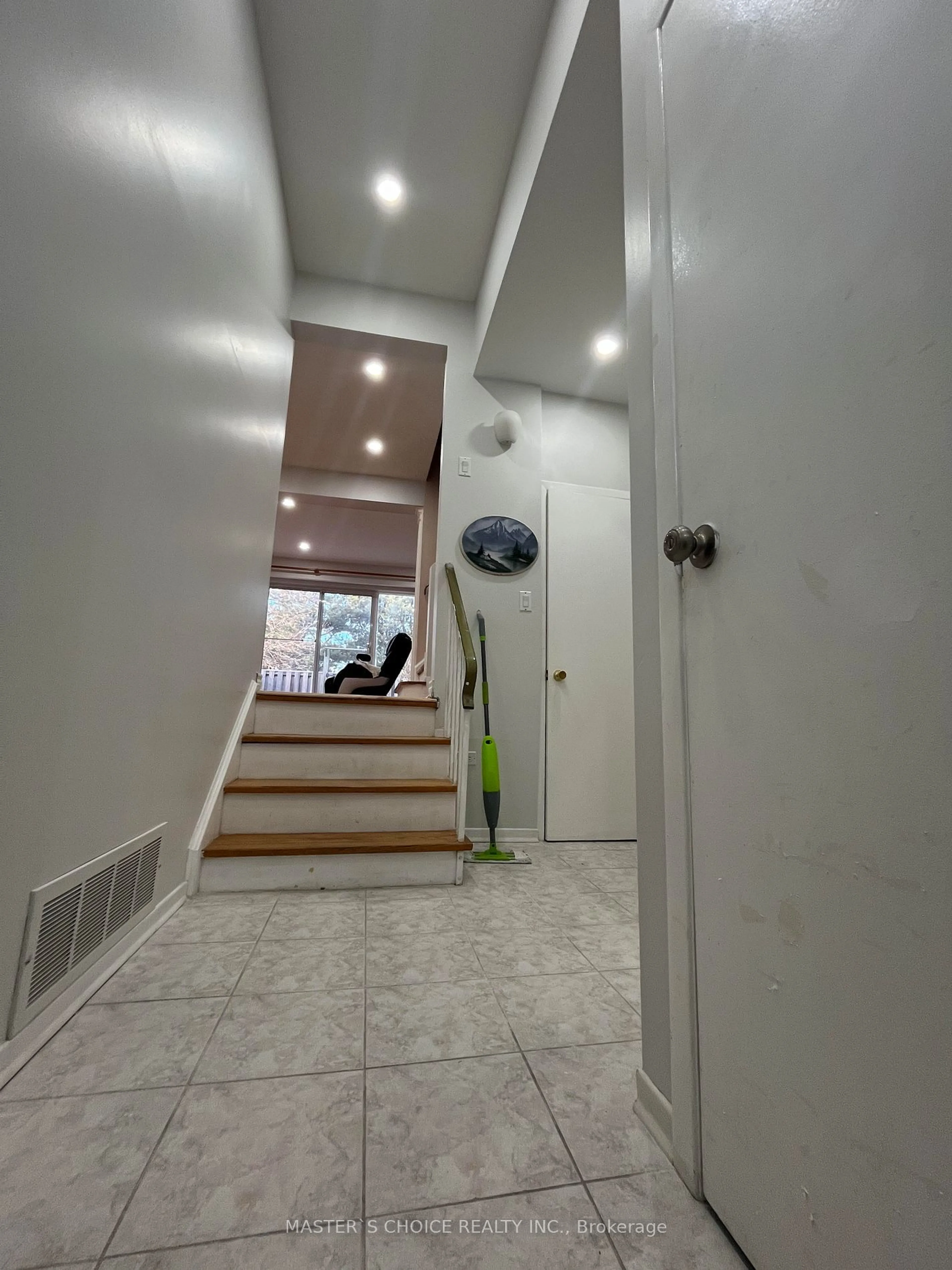 Indoor foyer, not visible floor for 128 Bonis Ave, Toronto Ontario M1T 2V2