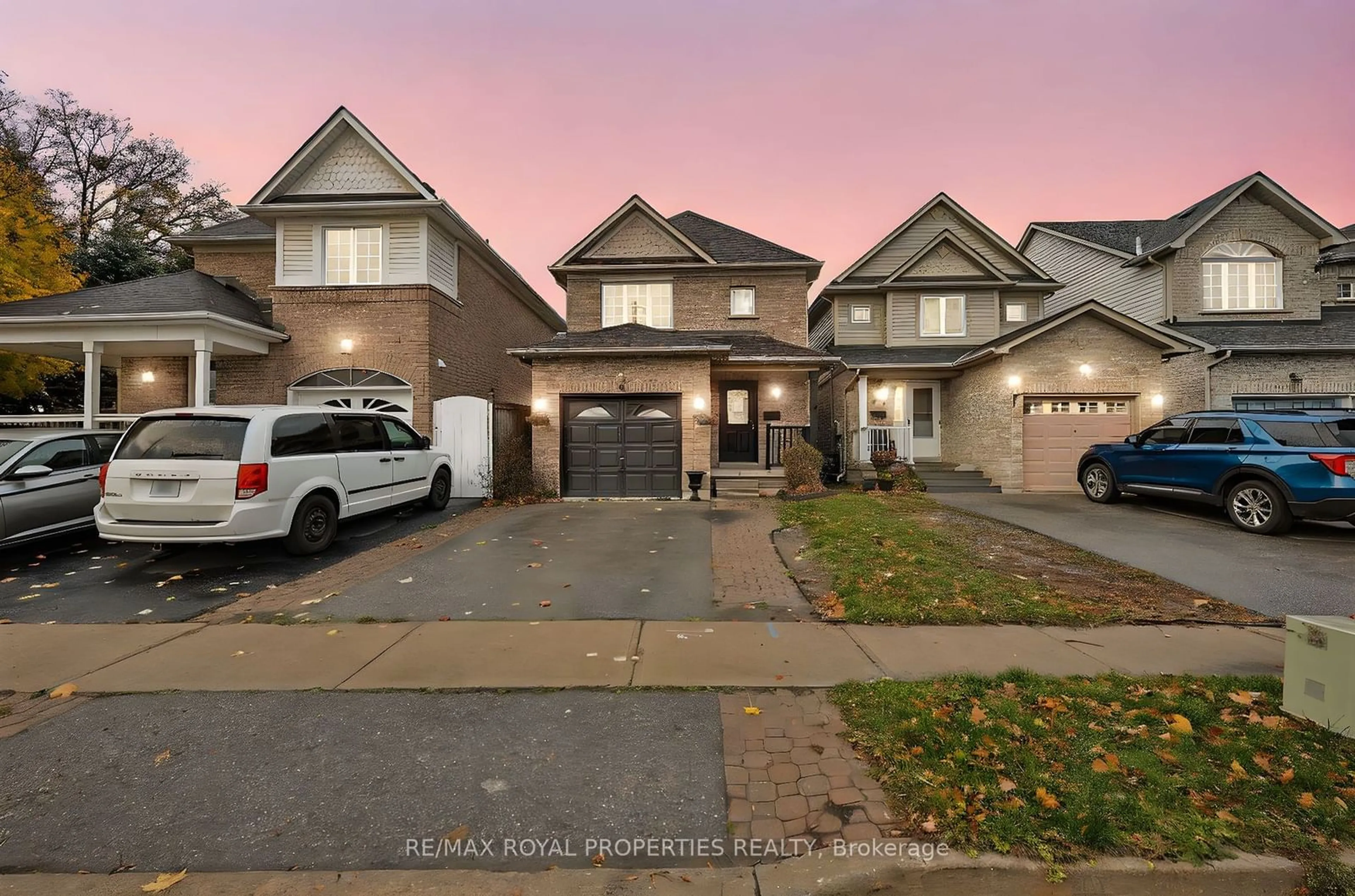 Frontside or backside of a home, the street view for 6 Wellington Ave, Oshawa Ontario L1H 8V2