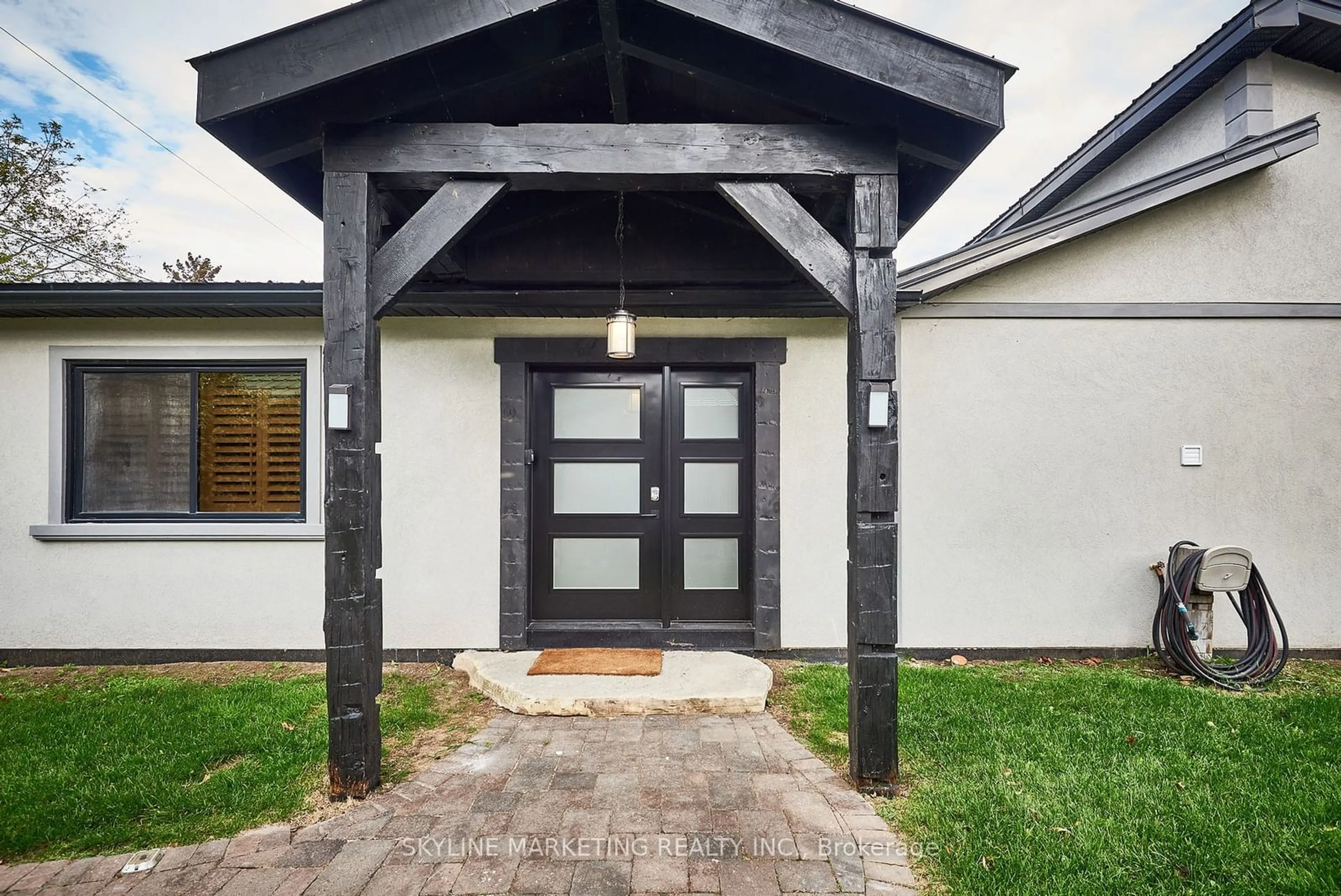 Indoor entryway, cement floor for 123 Cedar Crest Beach Rd, Clarington Ontario L1C 3K3