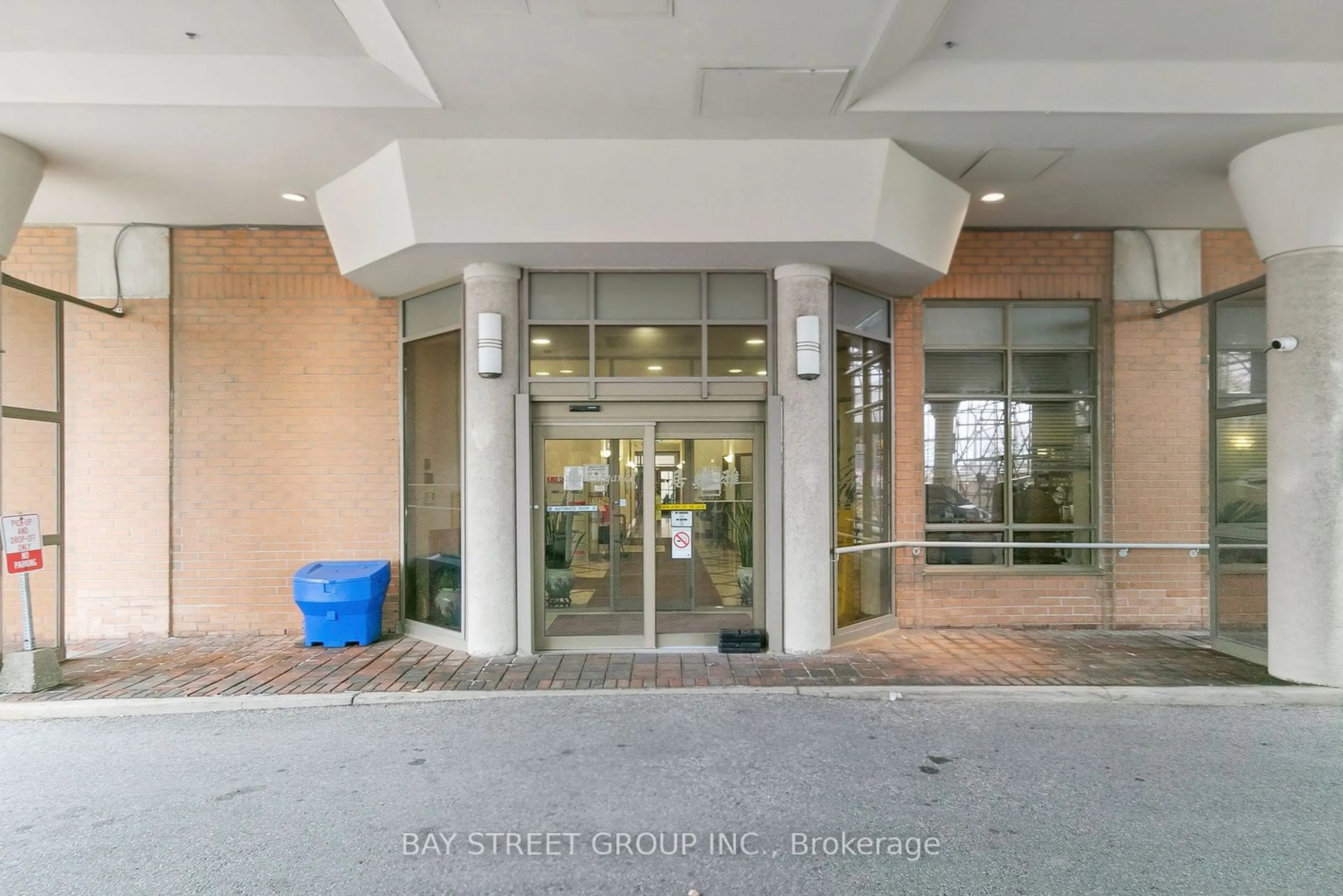 Indoor foyer, cement floor for 3088 Kennedy Rd #306, Toronto Ontario M1V 5M4