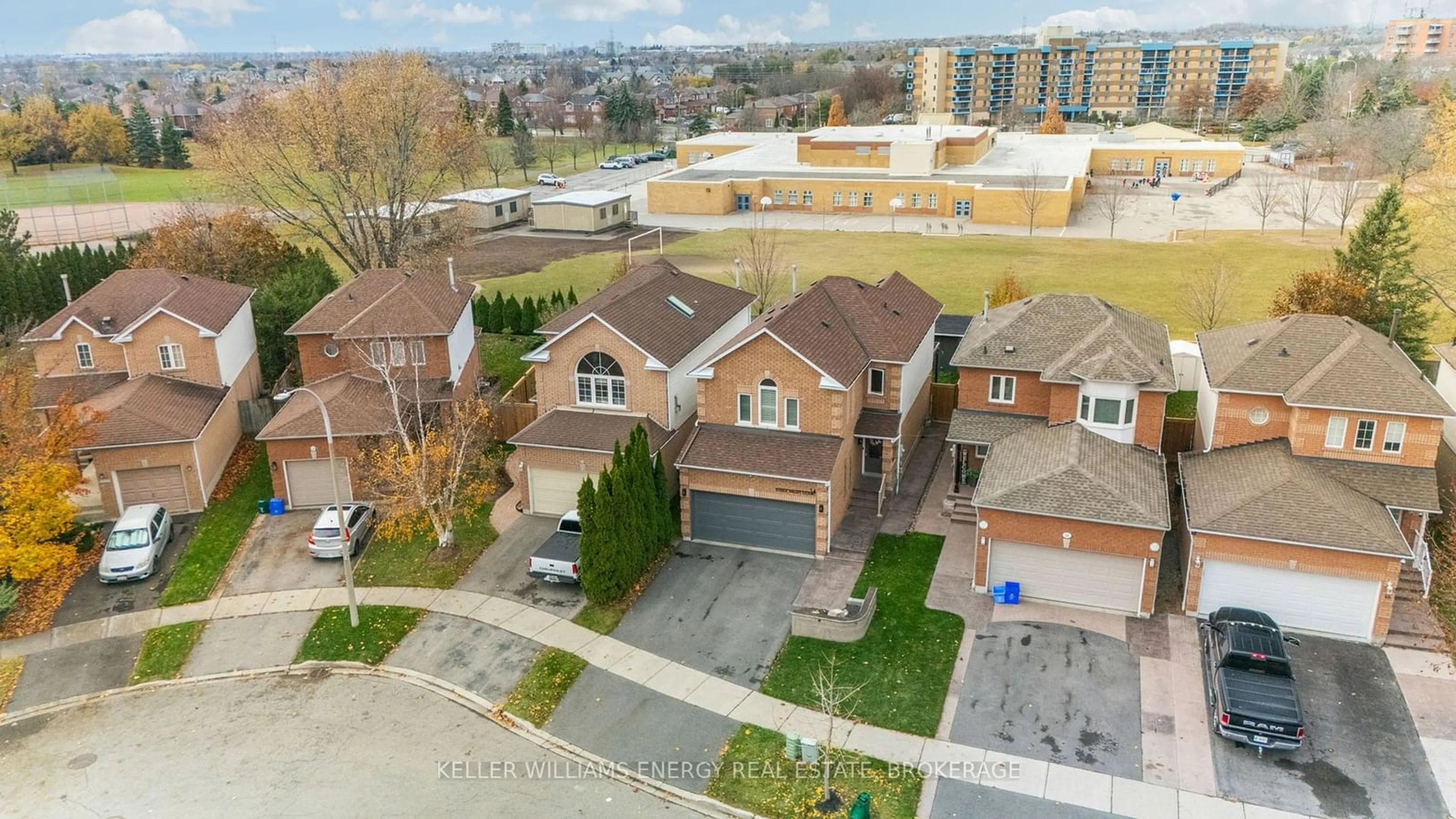 A pic from exterior of the house or condo, the street view for 14 Steele Valley Crt, Whitby Ontario L1R 2M4