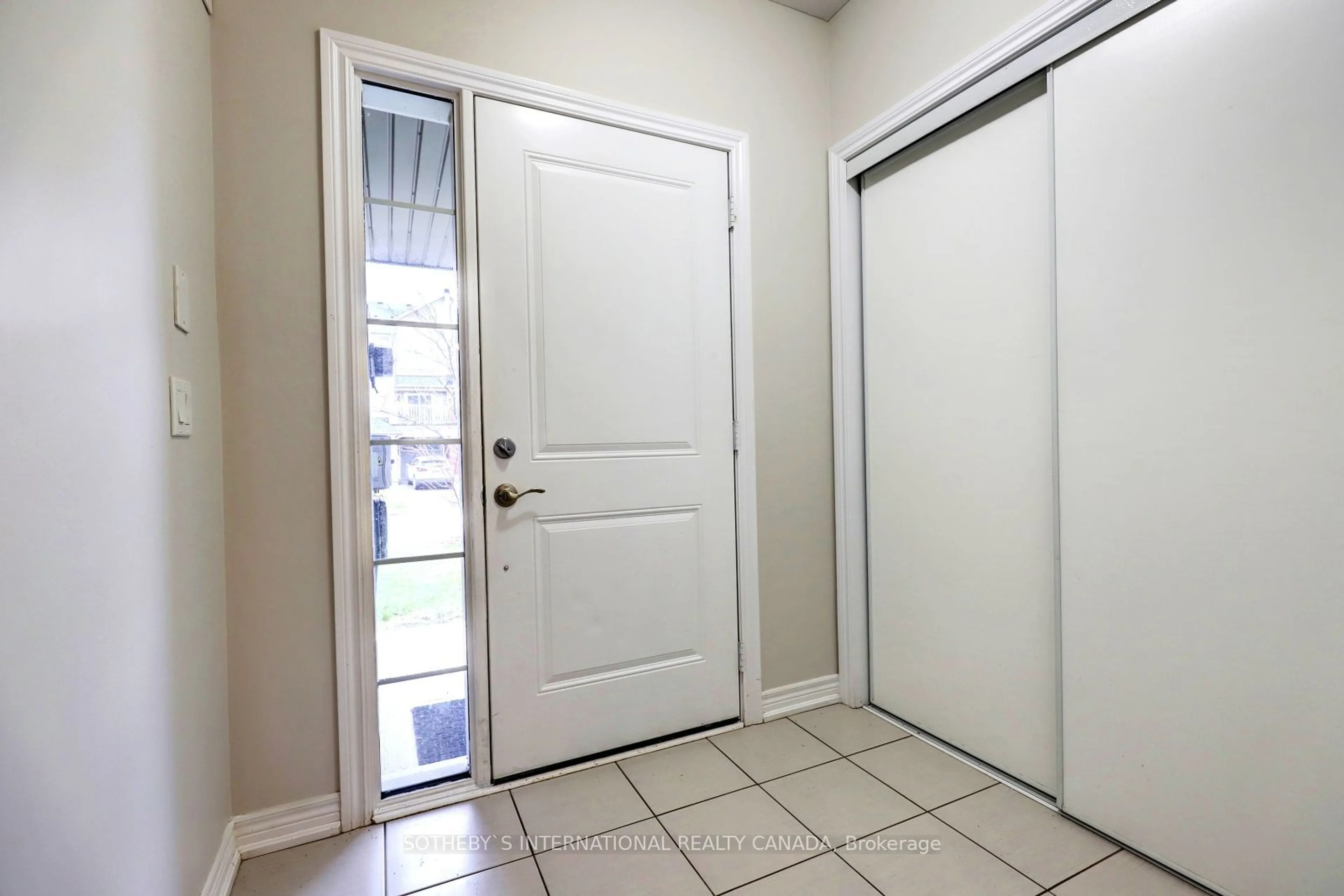 Indoor entryway, unknown floor for 22 Great Gabe Cres, Oshawa Ontario L1L 0G6