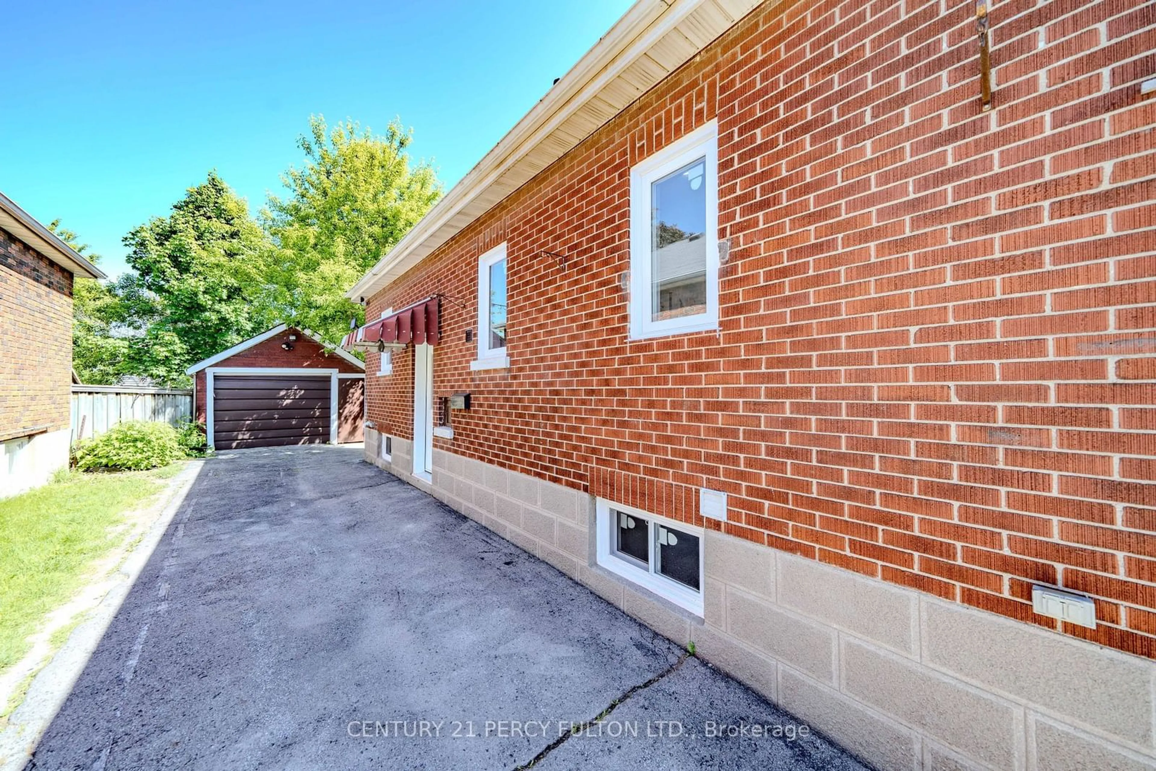 Home with brick exterior material for 250 Mcnaughton Ave, Oshawa Ontario L1H 3B6