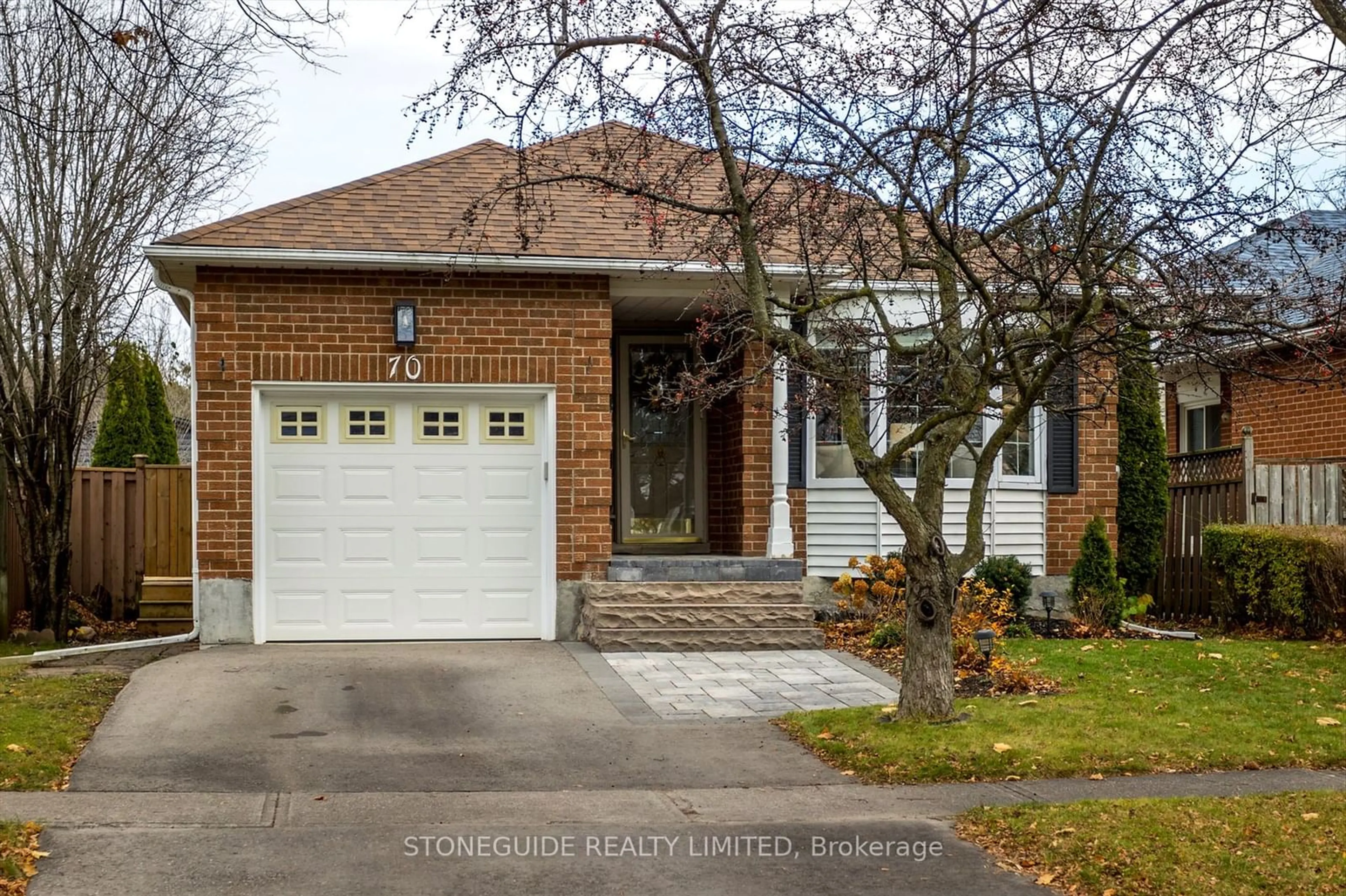 Home with brick exterior material for 70 Homefield Sq, Clarington Ontario L1E 1L3