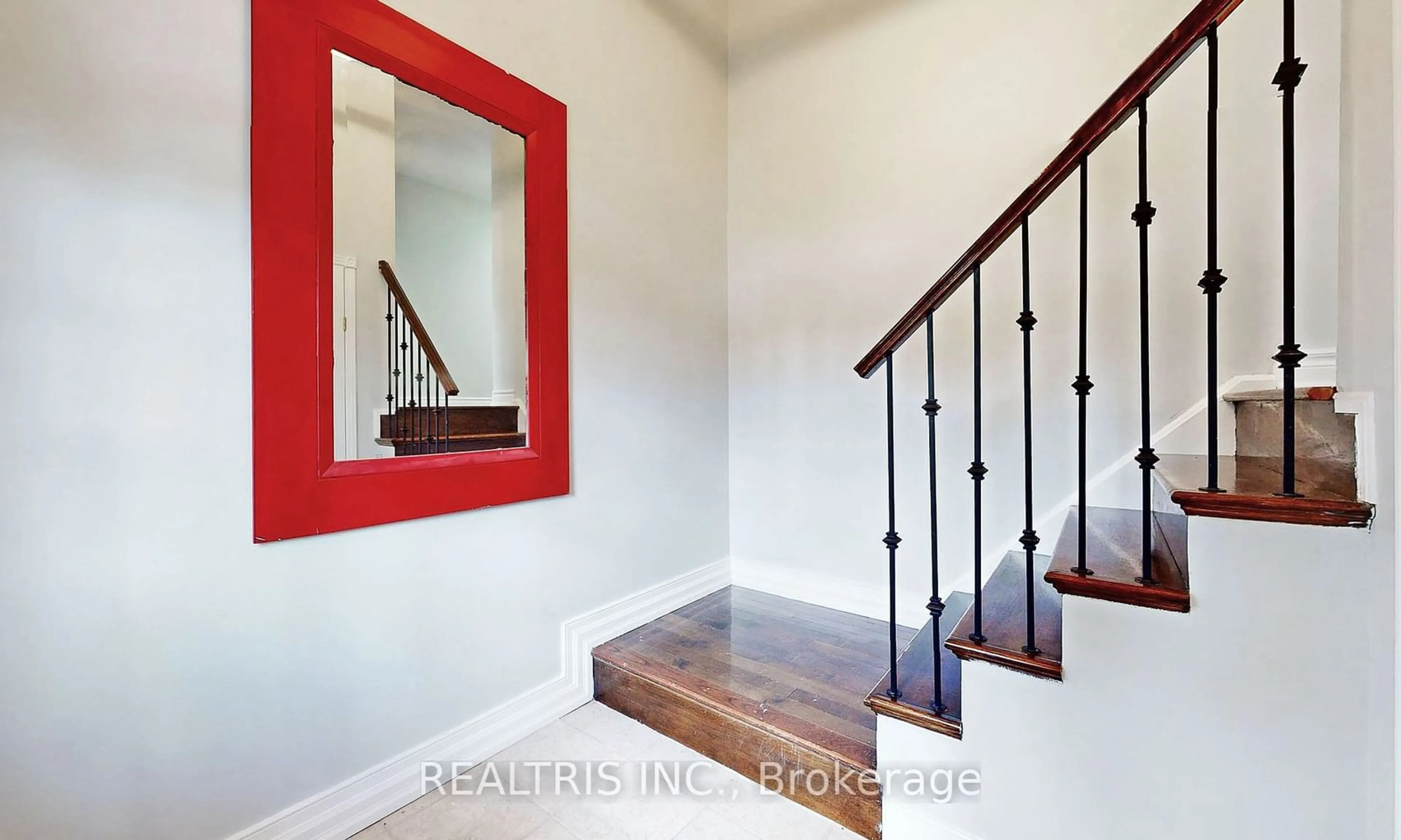 Indoor entryway, wood floors for 113 Bassett Blvd, Whitby Ontario L1N 7W9