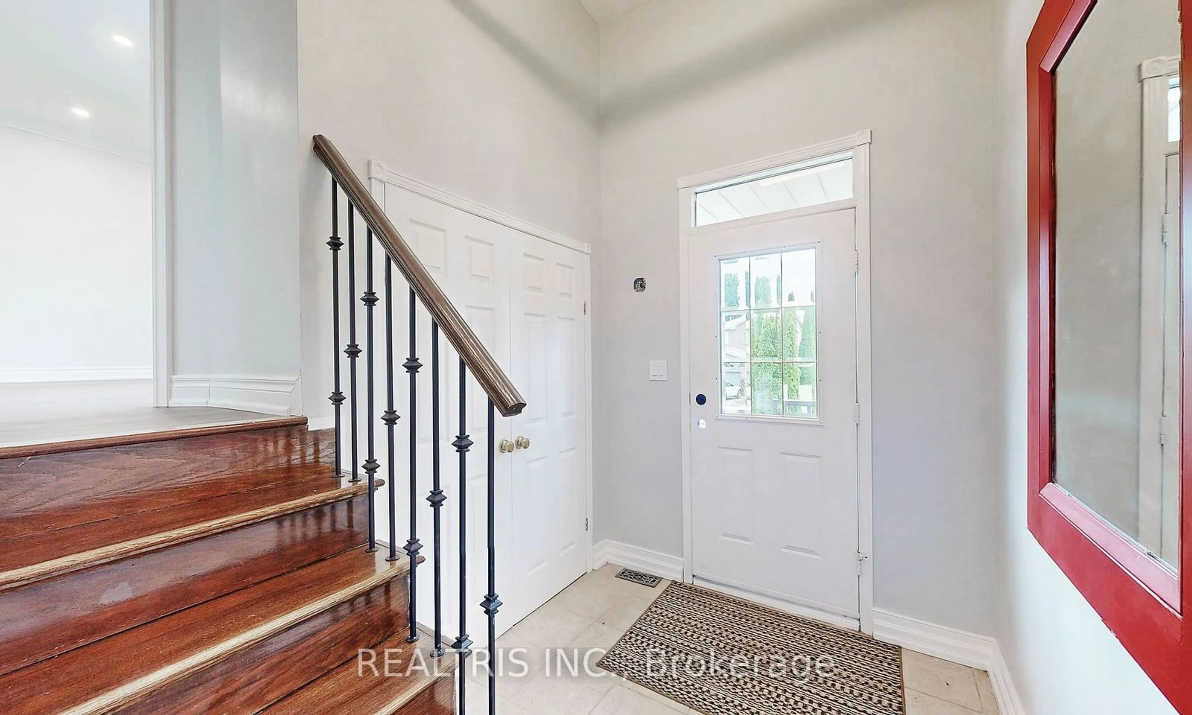 Indoor entryway, wood floors for 113 Bassett Blvd, Whitby Ontario L1N 7W9