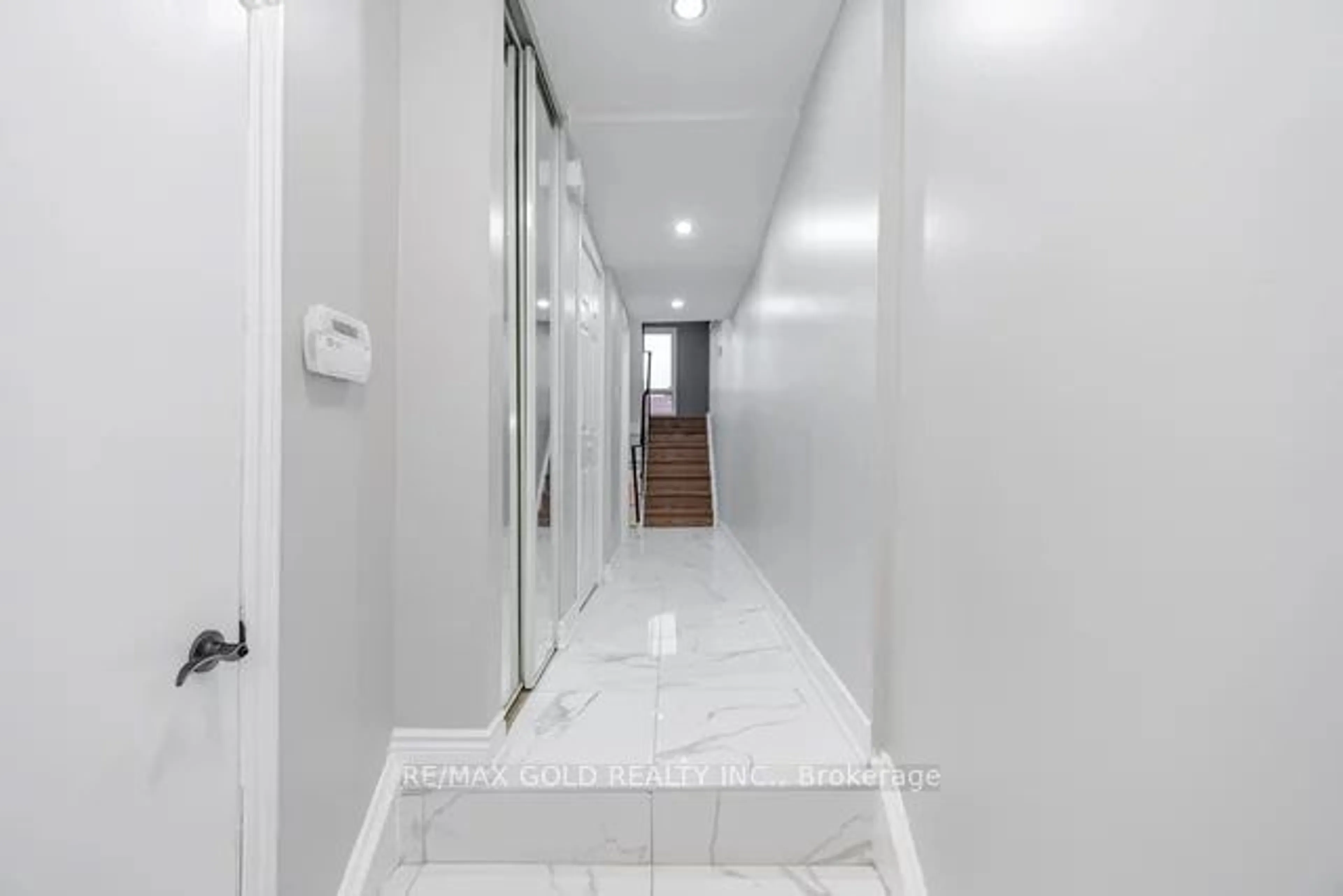 Indoor foyer, ceramic floors for 137 Dean Park Rd, Toronto Ontario M1B 2W8