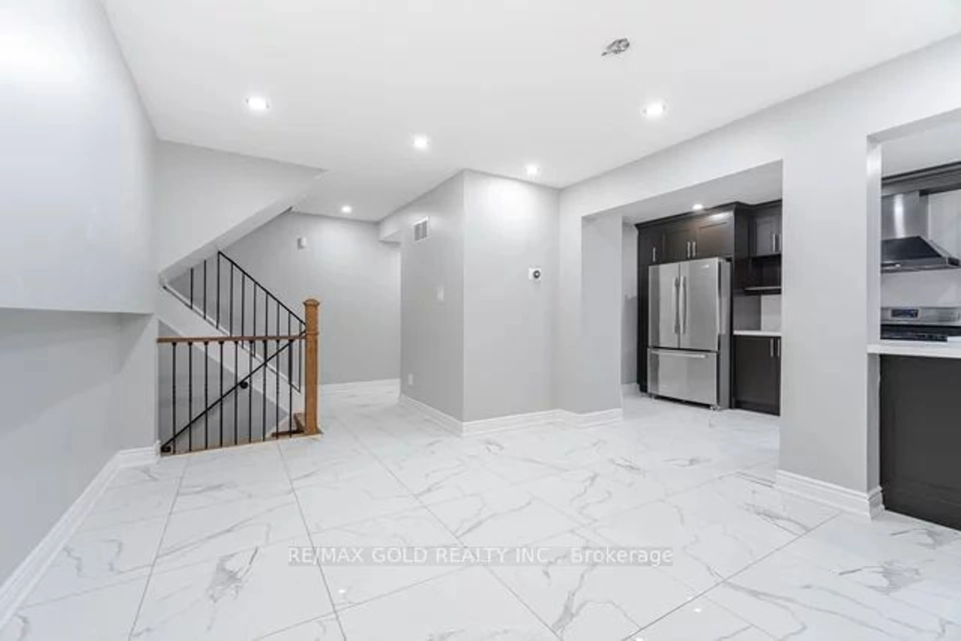 Indoor foyer, cement floor for 137 Dean Park Rd, Toronto Ontario M1B 2W8