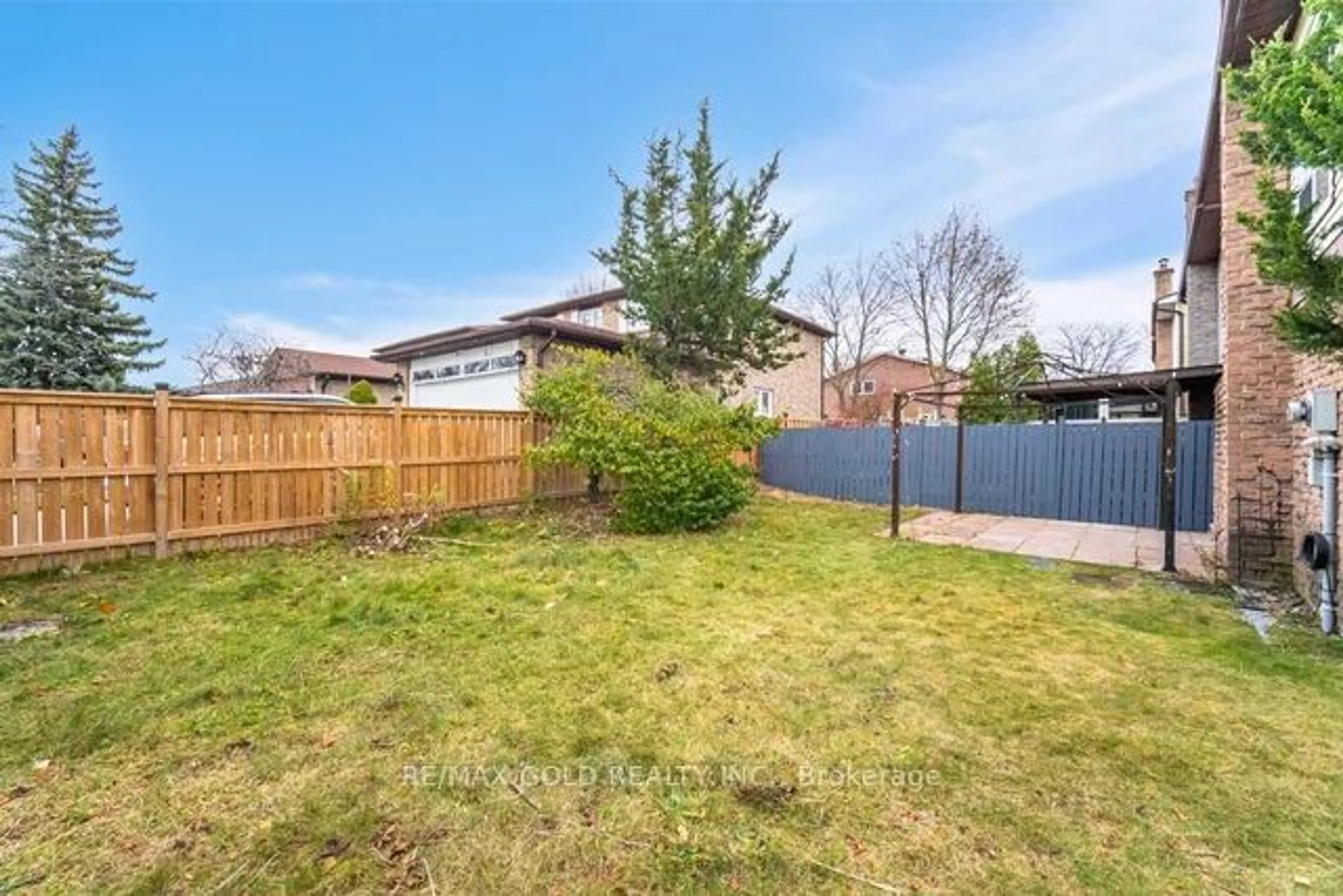 A pic from outside/outdoor area/front of a property/back of a property/a pic from drone, unknown for 137 Dean Park Rd, Toronto Ontario M1B 2W8