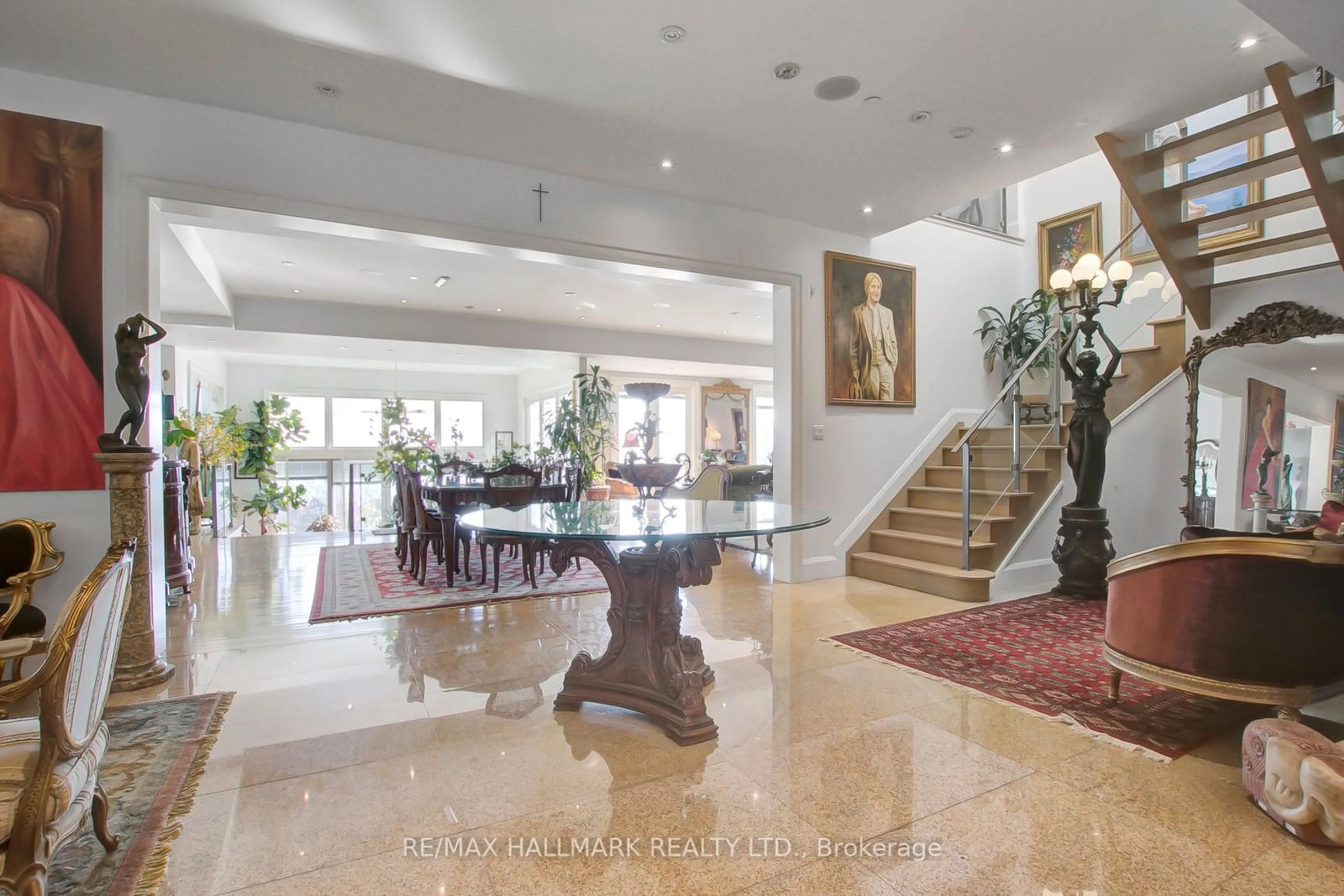 Indoor lobby, ceramic floors for 41 Hill Cres, Toronto Ontario M1M 1J3