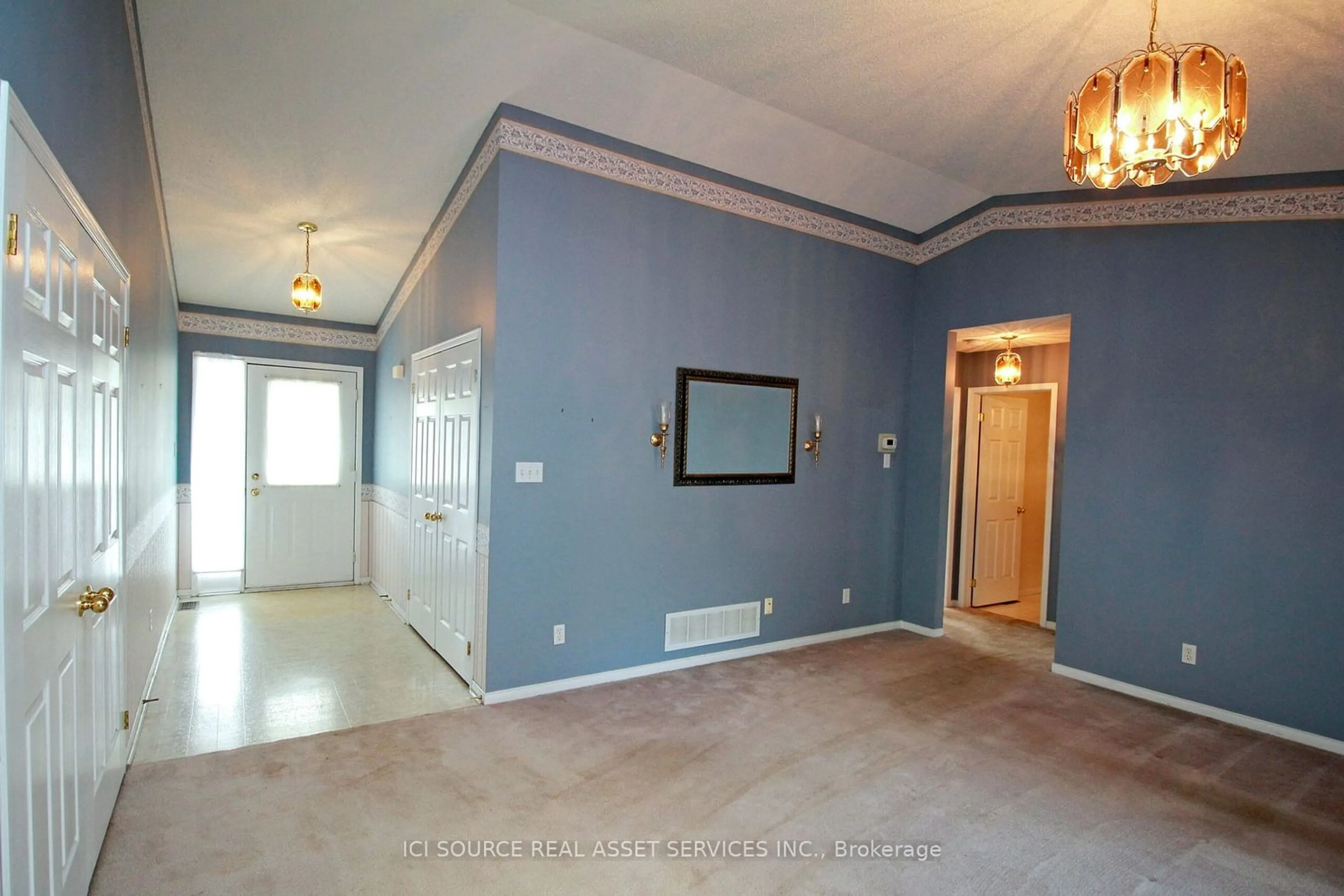 Indoor foyer, wood floors for 4 Algonquin Tr, Clarington Ontario L1B 1A1