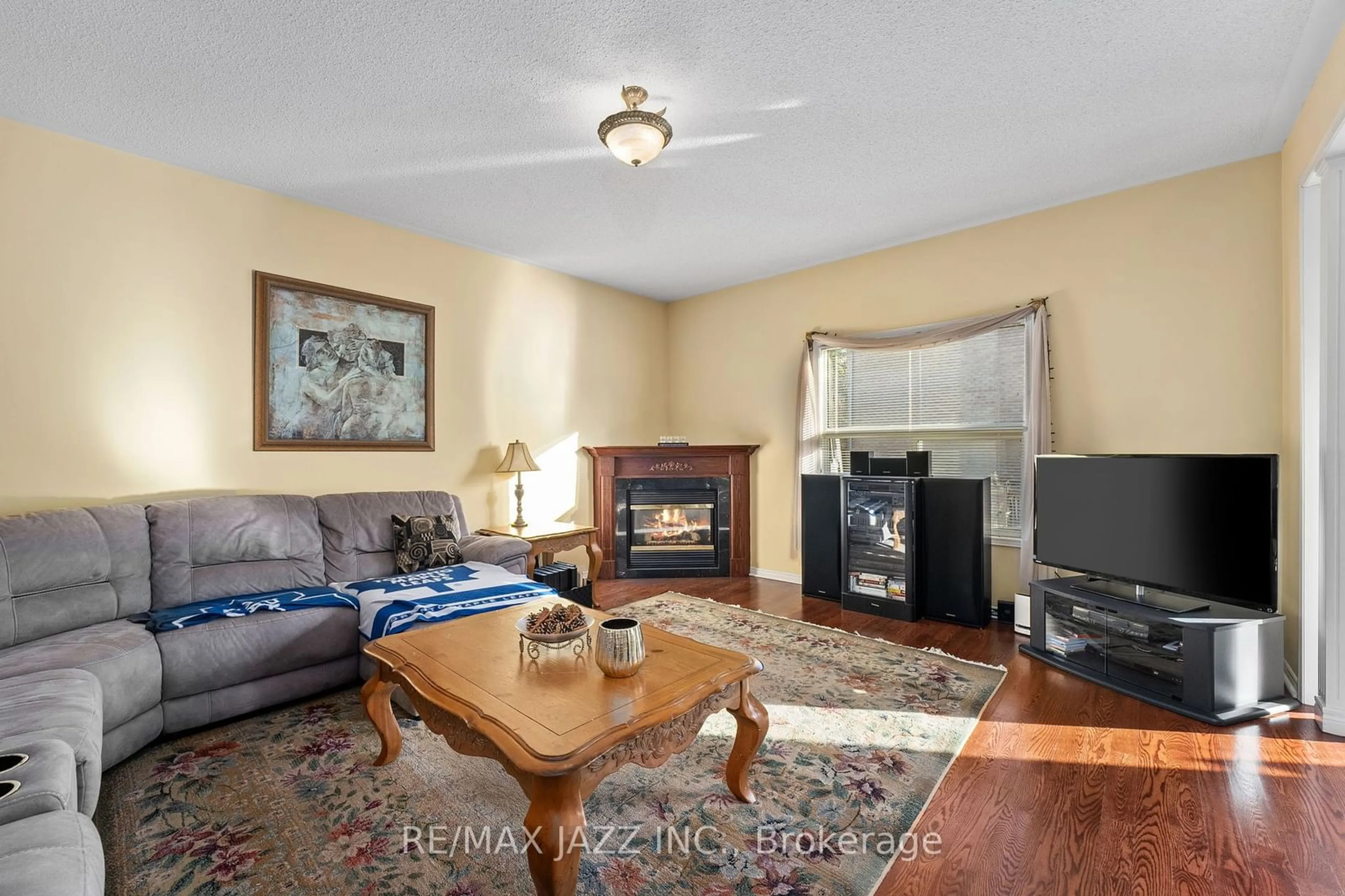 Living room with furniture, unknown for 1129 Gossamer Dr, Pickering Ontario L1X 2T8