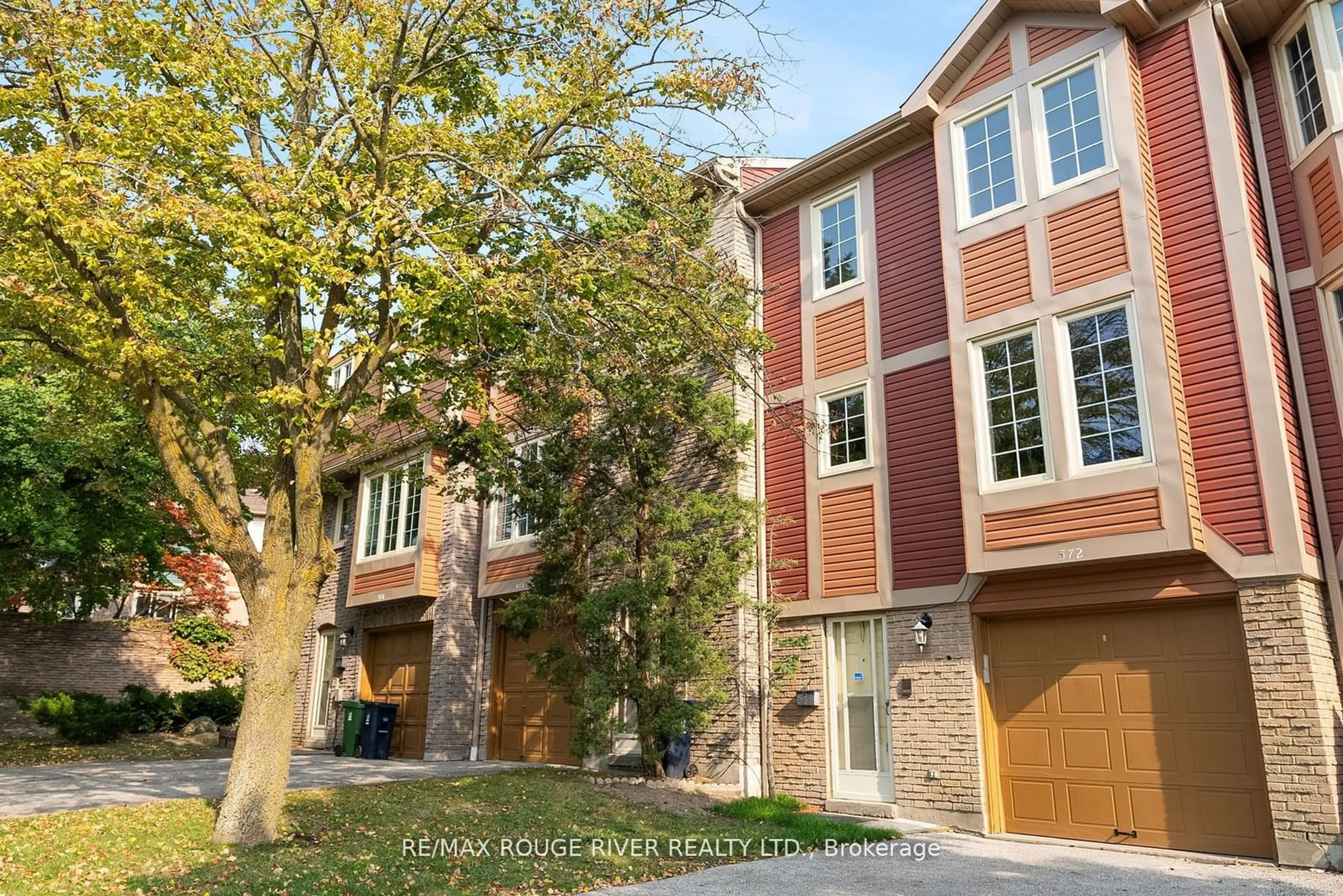 A pic from exterior of the house or condo, the street view for 572 Sandhurst Circ, Toronto Ontario M1S 4J6