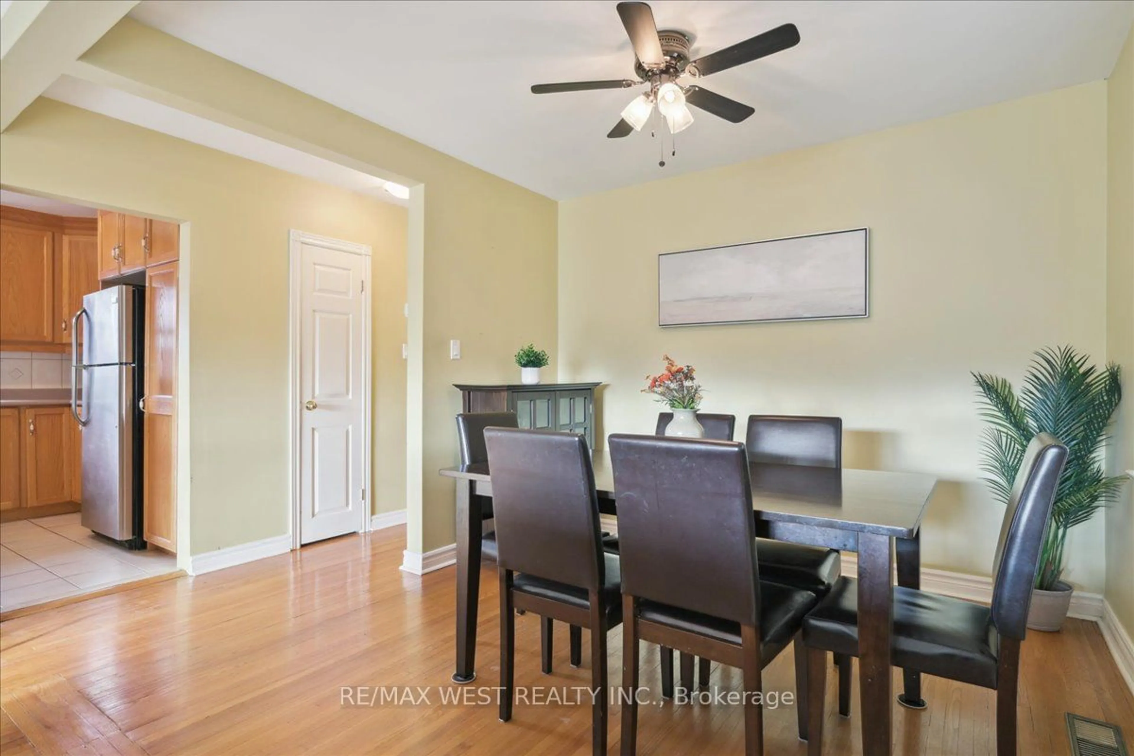 Dining room, wood floors, cottage for 71 Kencliff Cres, Toronto Ontario M1P 4E6