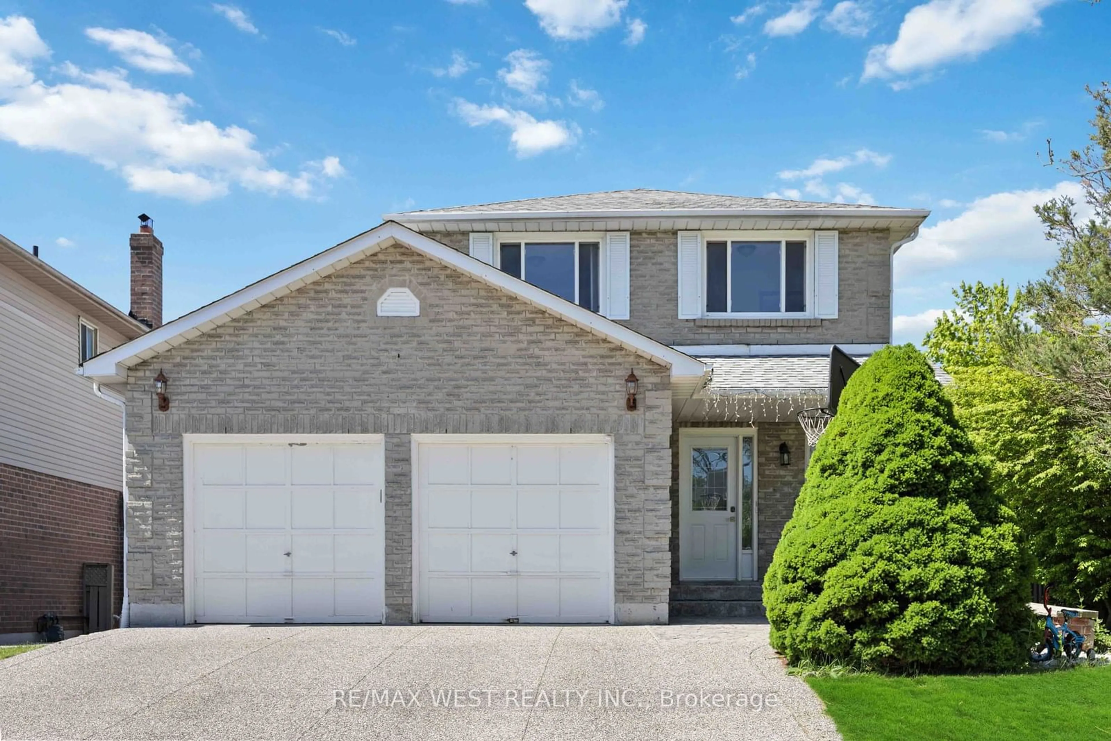 Frontside or backside of a home, the street view for 125 Overbank Dr, Oshawa Ontario L1J 7Y9