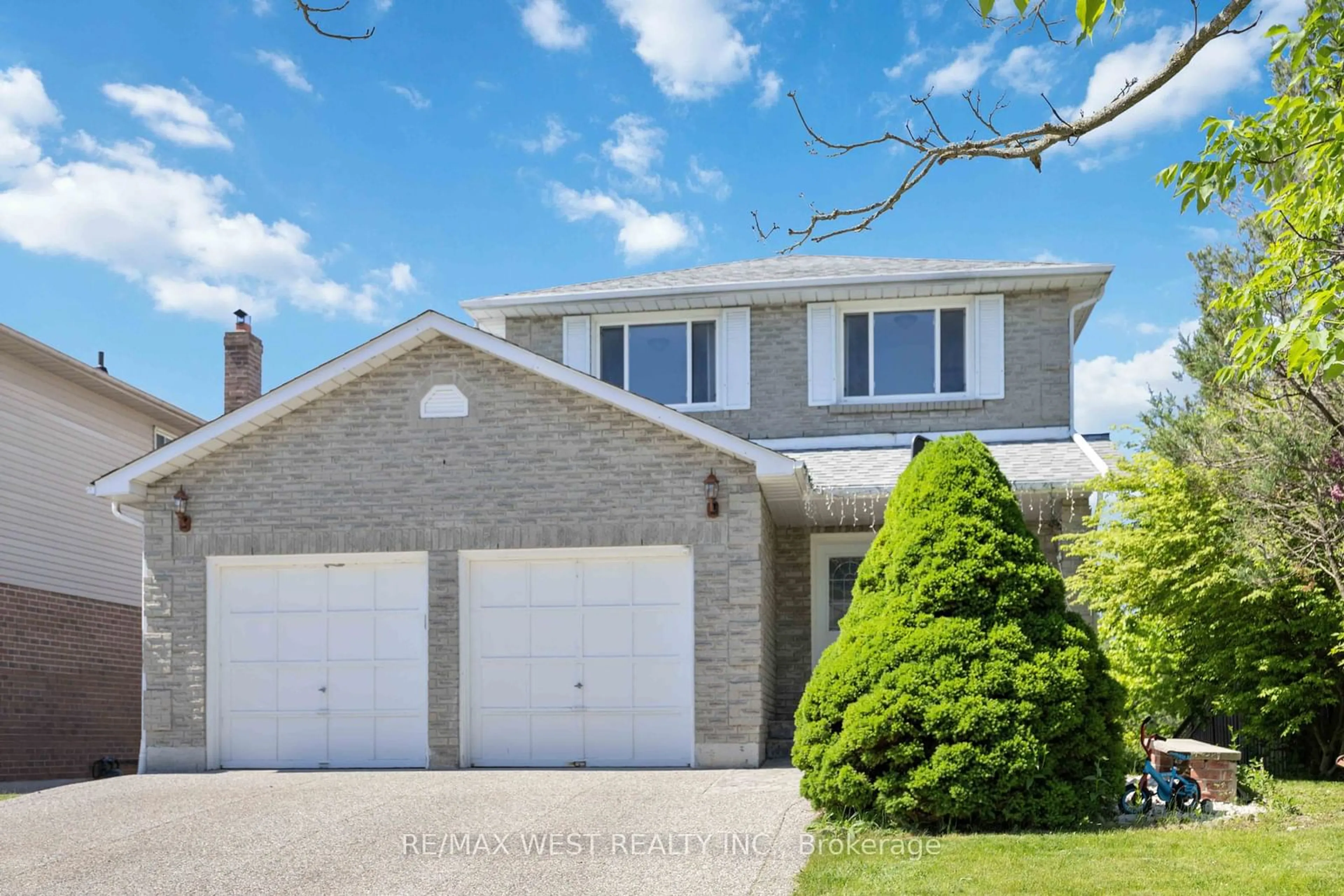 Frontside or backside of a home, the street view for 125 Overbank Dr, Oshawa Ontario L1J 7Y9