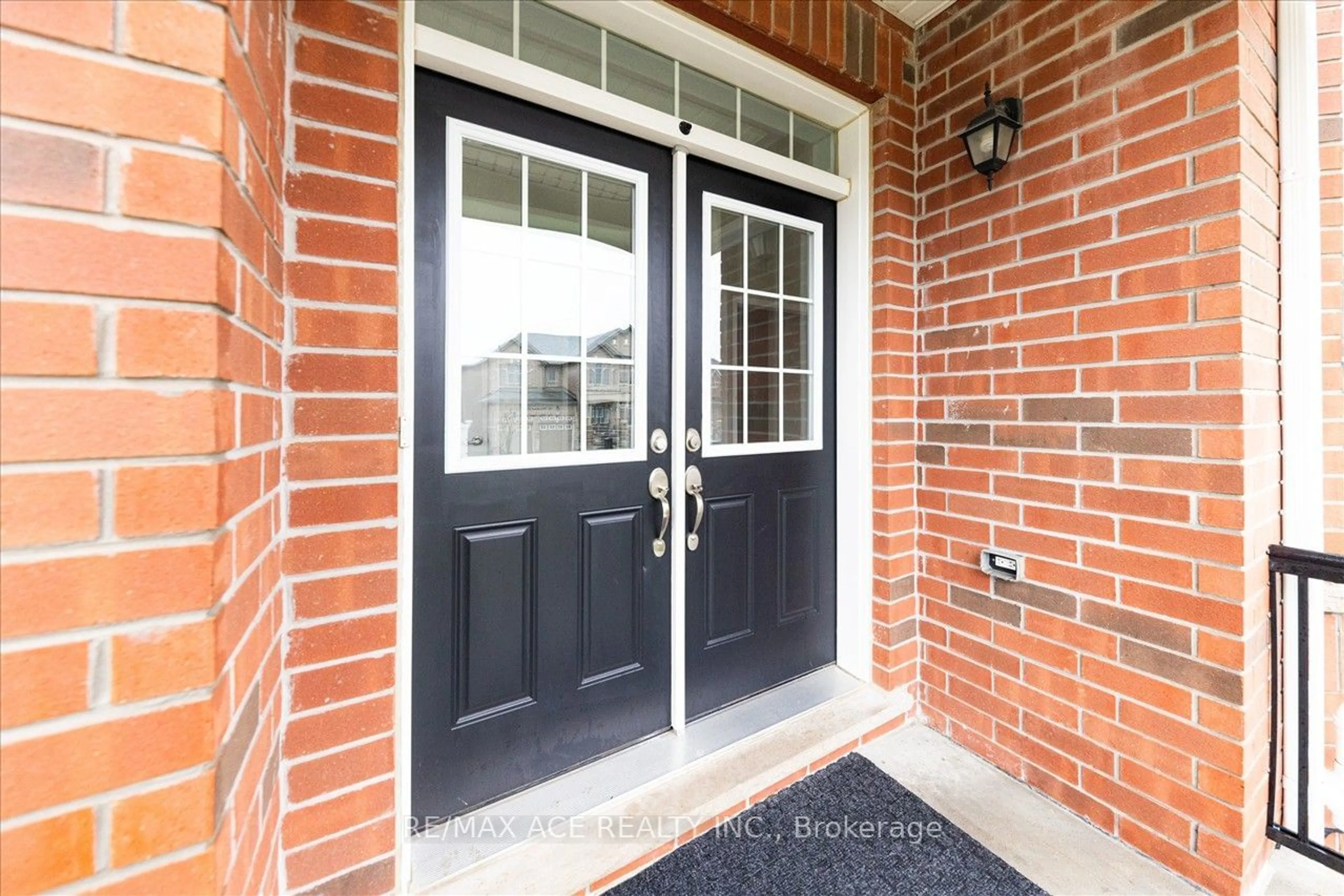 Indoor entryway, wood floors for 114 Noden Cres, Clarington Ontario L1B 0L2