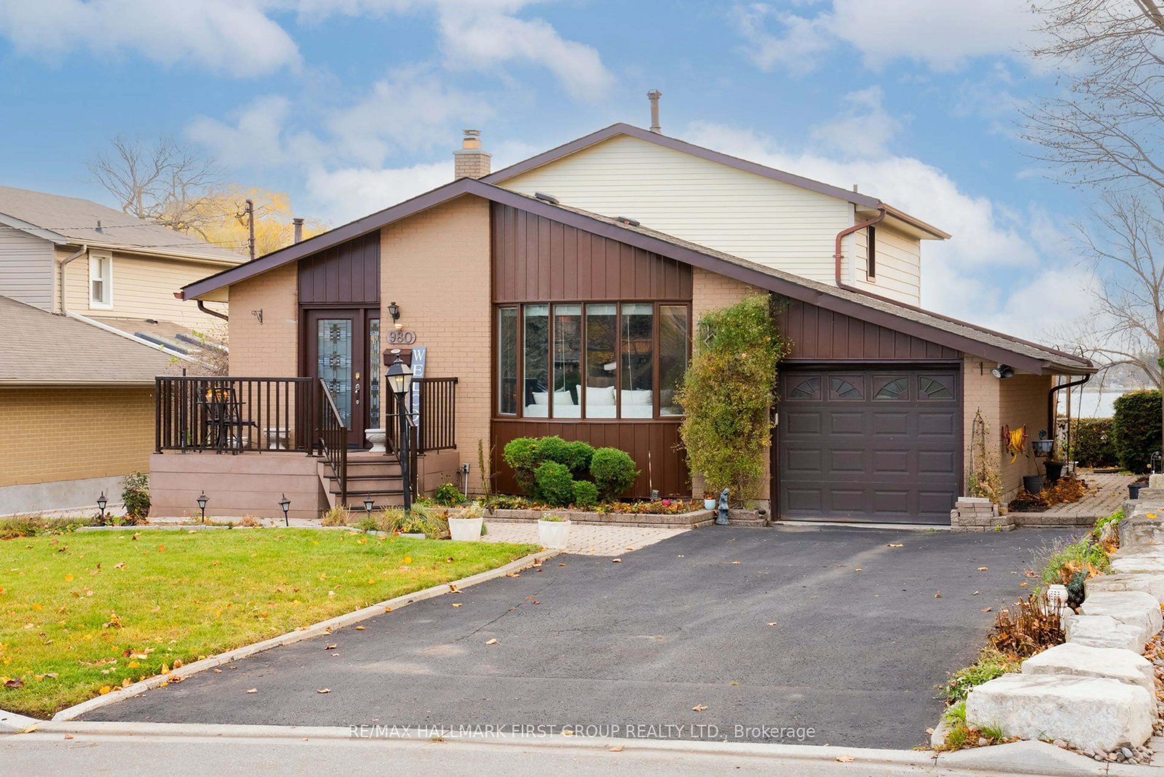 Frontside or backside of a home, cottage for 980 Essa Cres, Pickering Ontario L1W 2J1