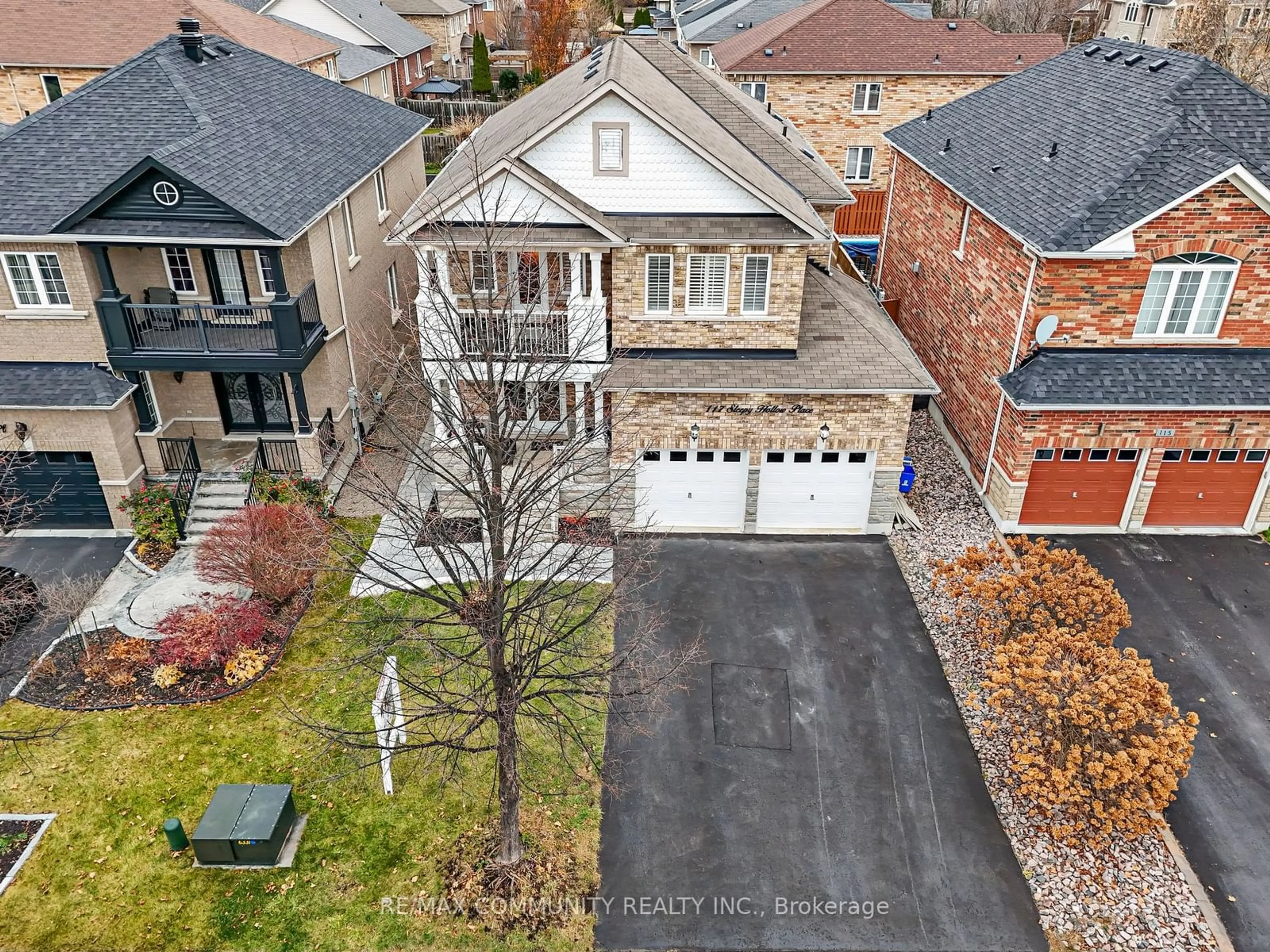 Frontside or backside of a home, the street view for 117 Sleepy Hollow Pl, Whitby Ontario L1R 0E4