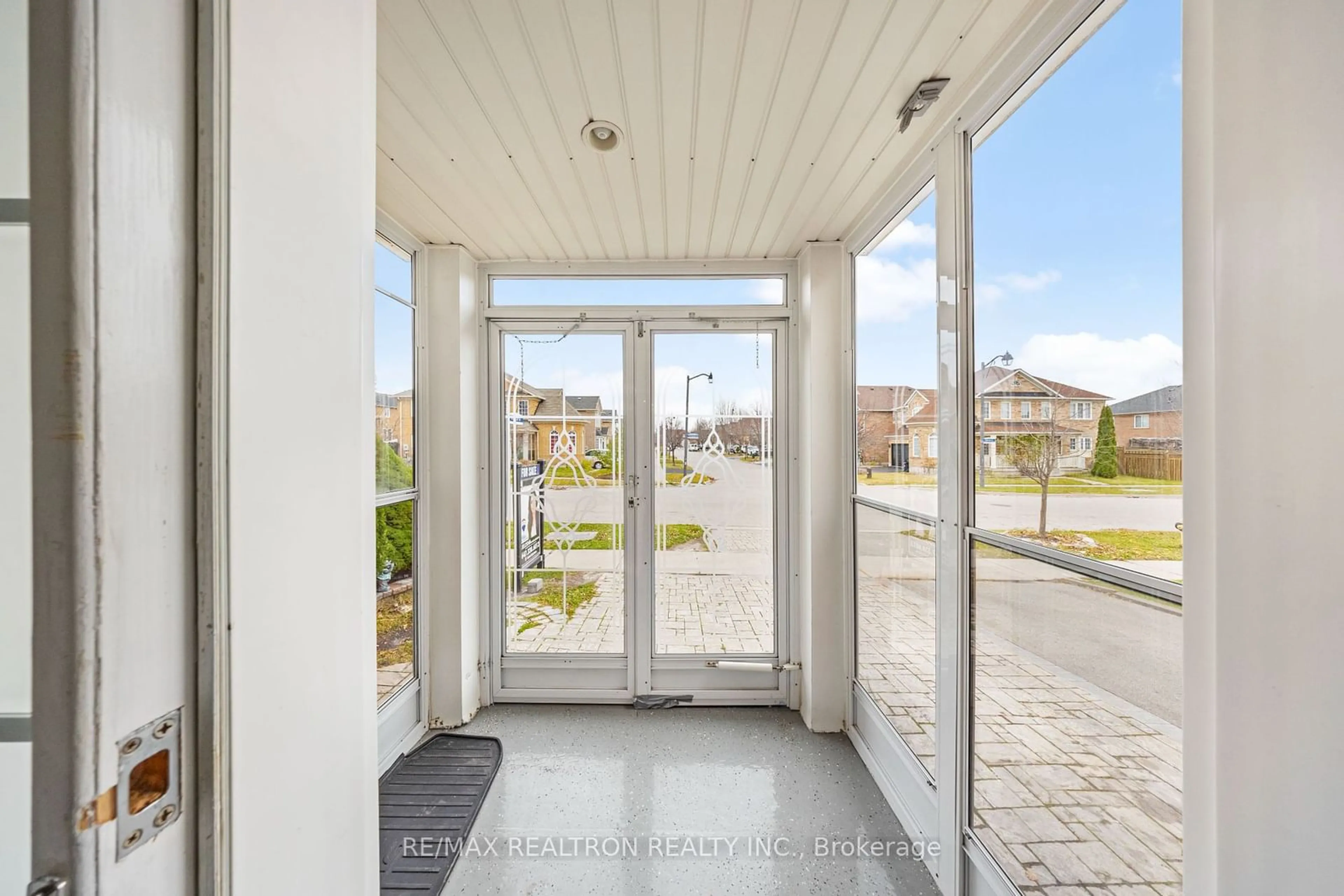 Indoor entryway, wood floors for 81 Trumpeter St, Toronto Ontario M1B 6H1