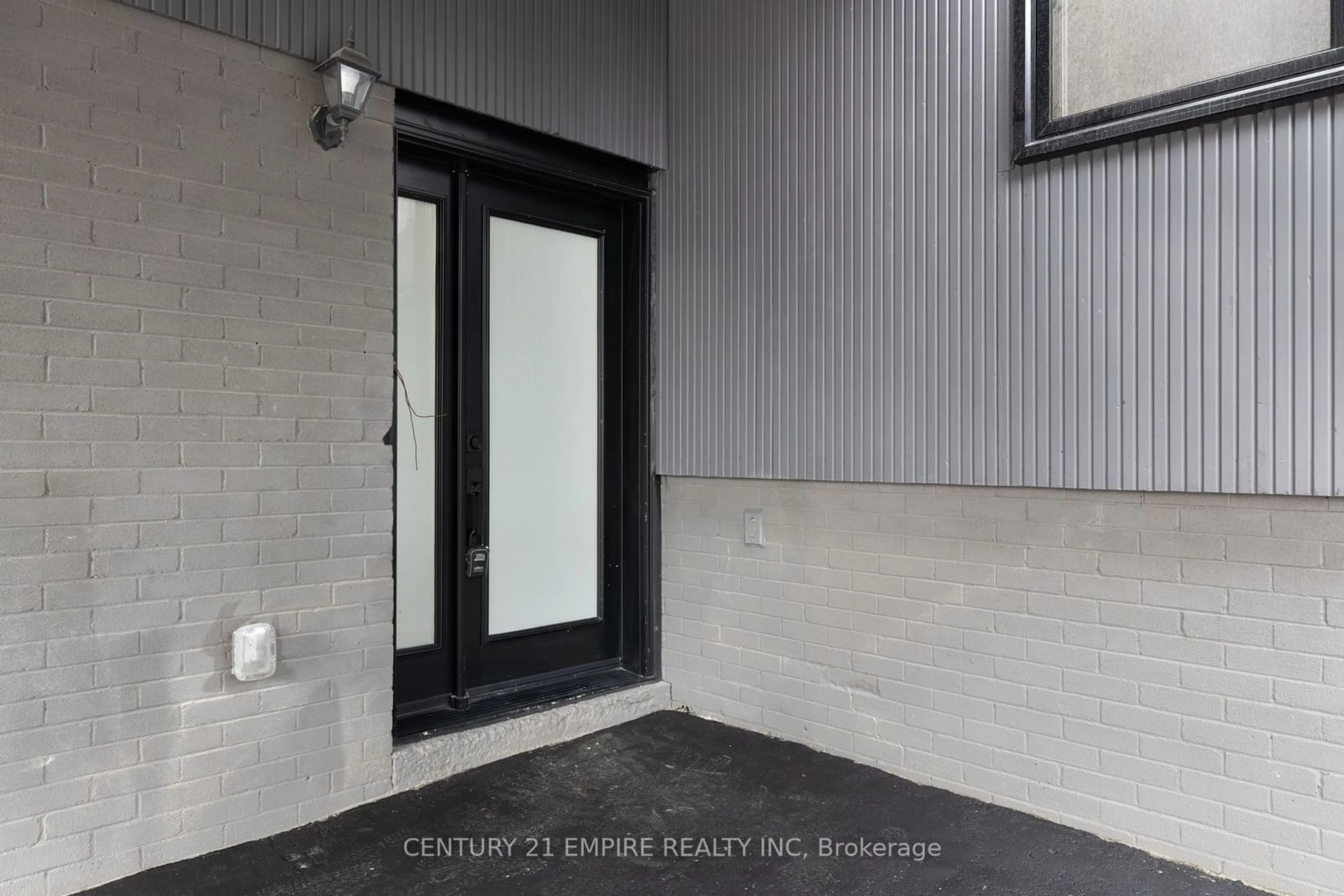 Indoor entryway, cement floor for 32 Brookridge Dr, Toronto Ontario M1P 3M1