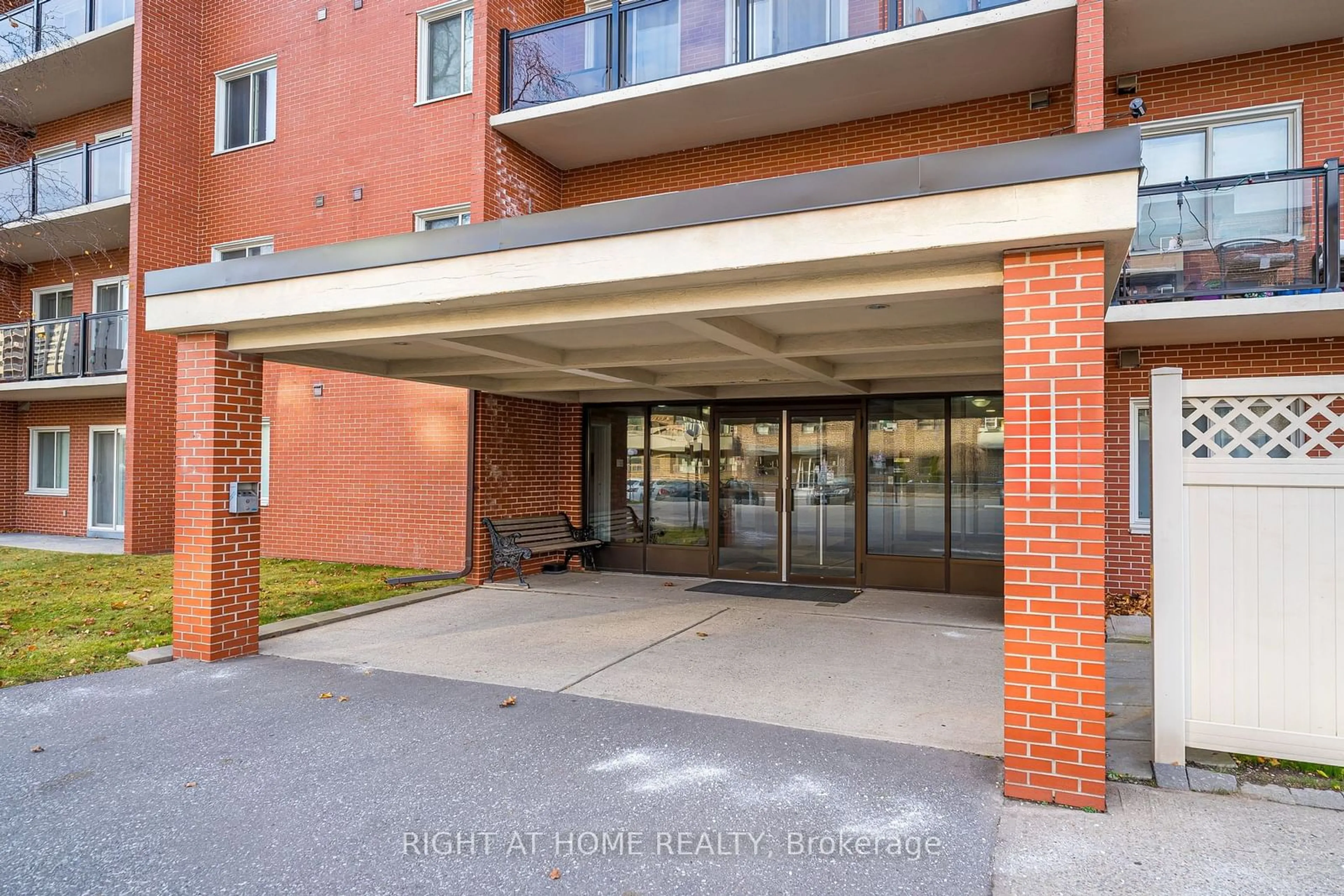 Indoor foyer for 131 Taunton Rd #506, Oshawa Ontario L1G 3T8