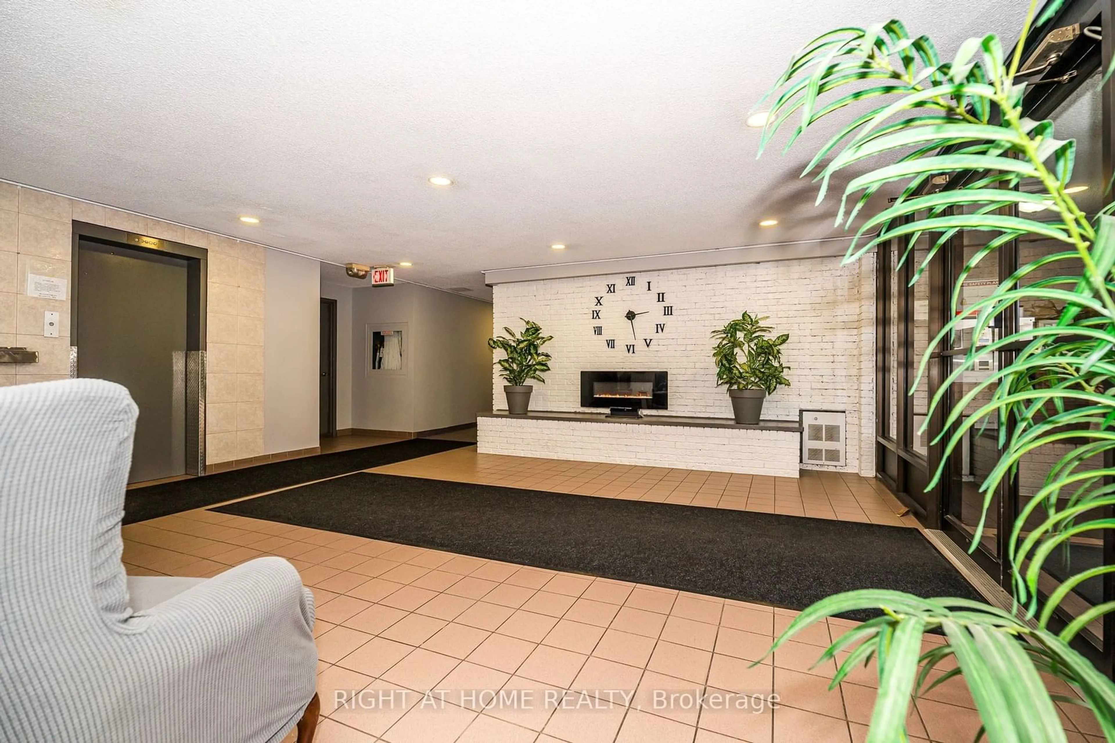 Indoor lobby, carpet floors for 131 Taunton Rd #506, Oshawa Ontario L1G 3T8