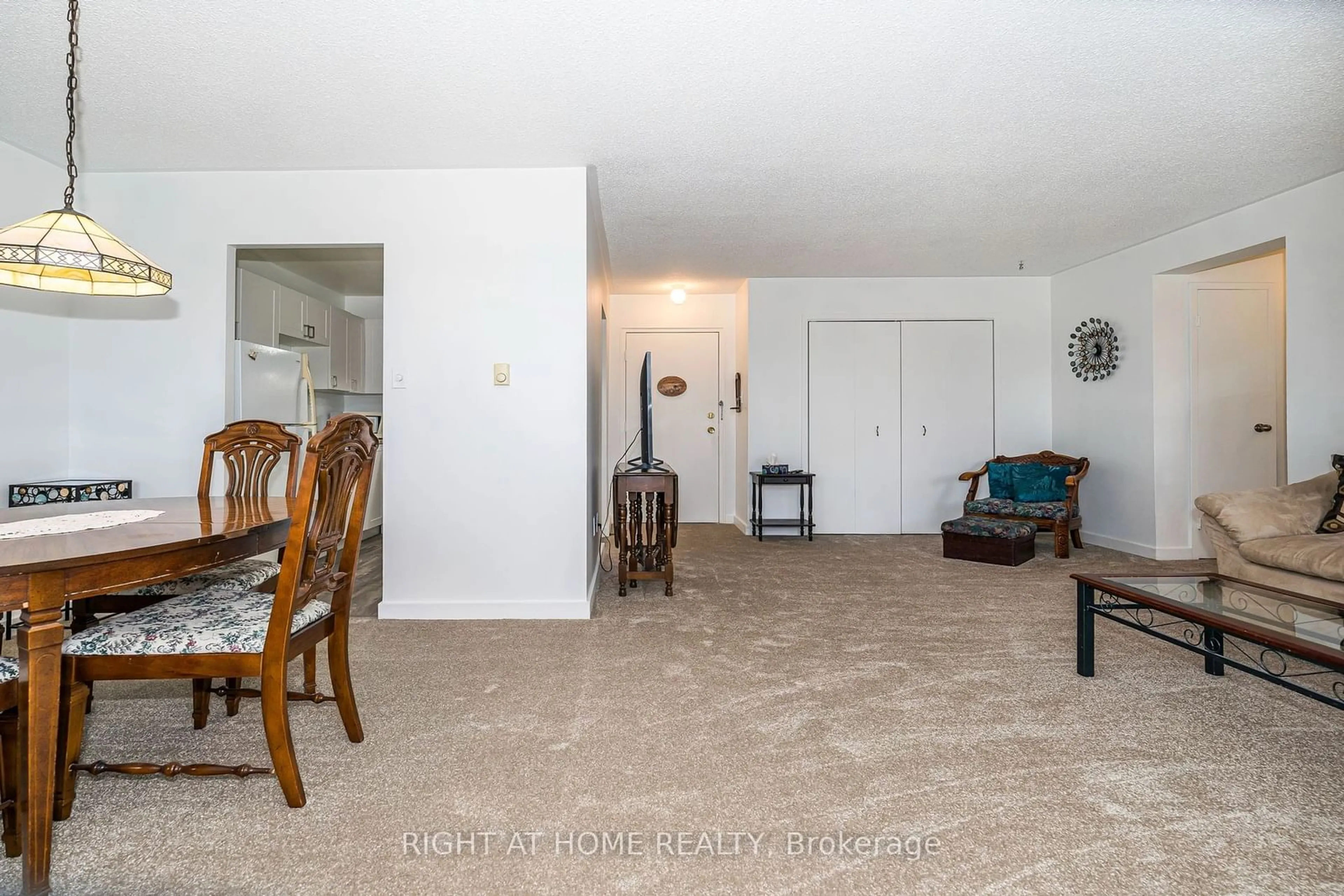 Indoor entryway, carpet floors for 131 Taunton Rd #506, Oshawa Ontario L1G 3T8