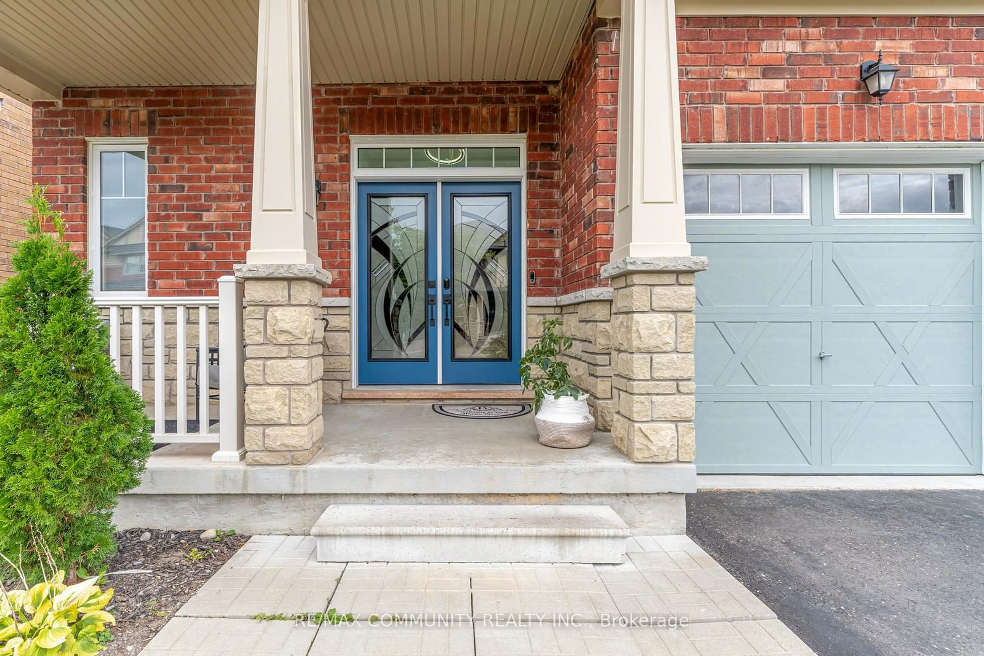 Indoor entryway, ceramic floors for 2380 New Providence St, Oshawa Ontario L1L 0G1