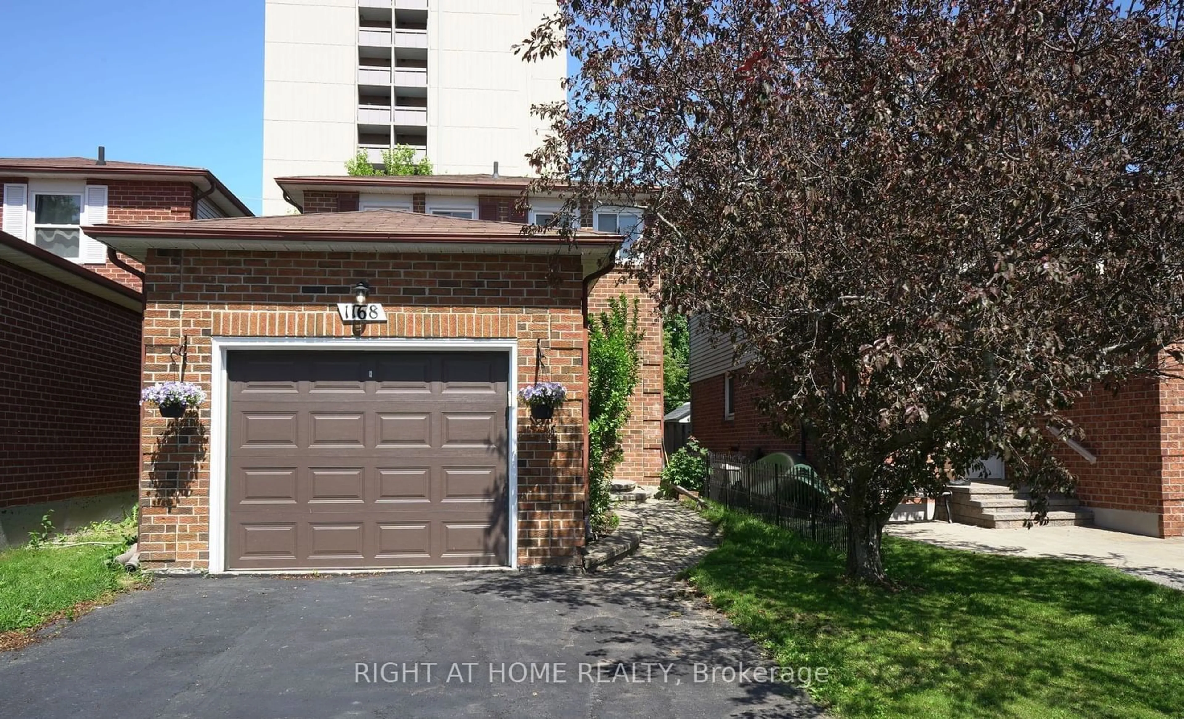 A pic from exterior of the house or condo, the street view for 1168 Tanzer Crt, Pickering Ontario L1W 3S5