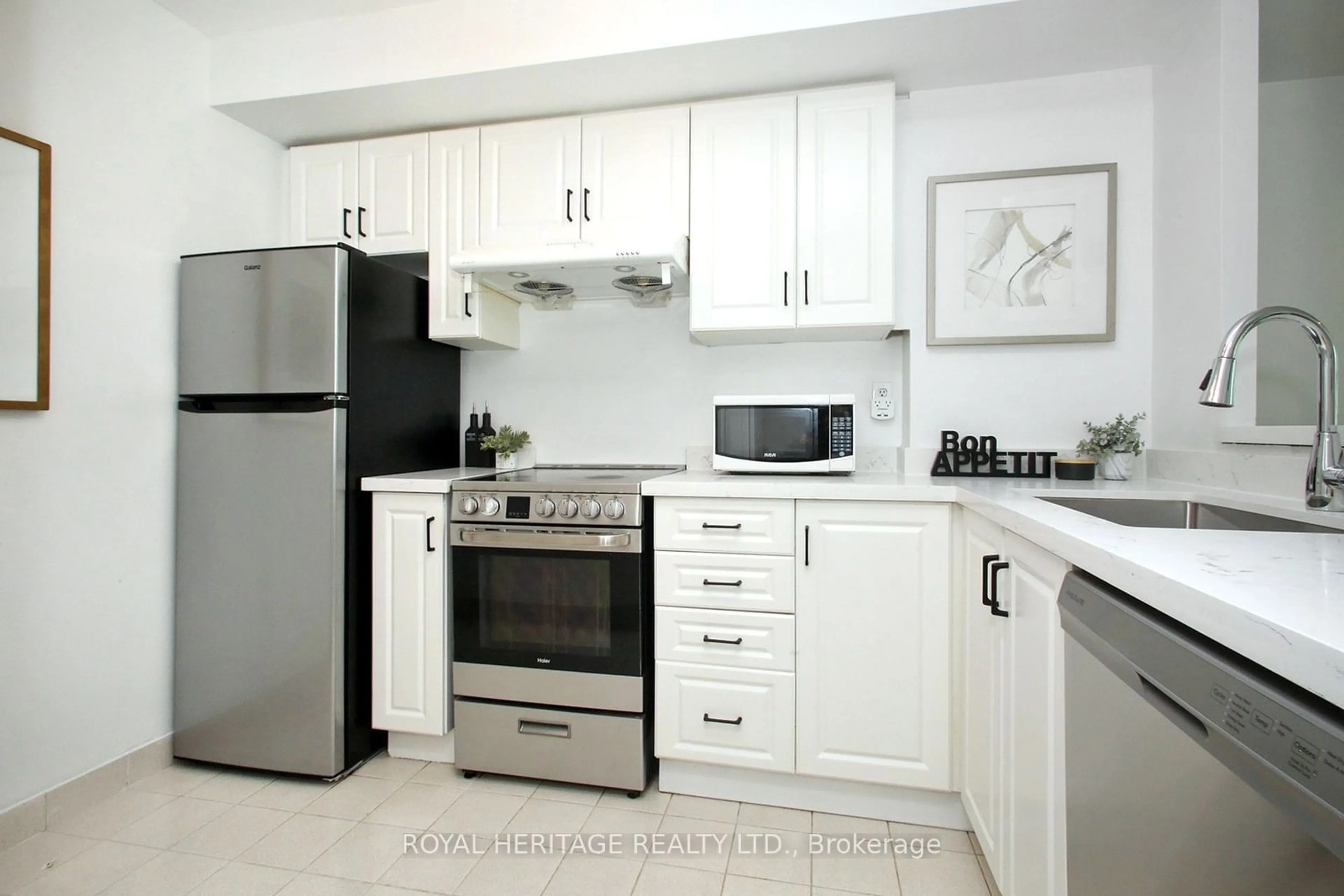 Standard kitchen, cottage for 18 Lee Centre Dr #1505, Toronto Ontario M1H 3H5