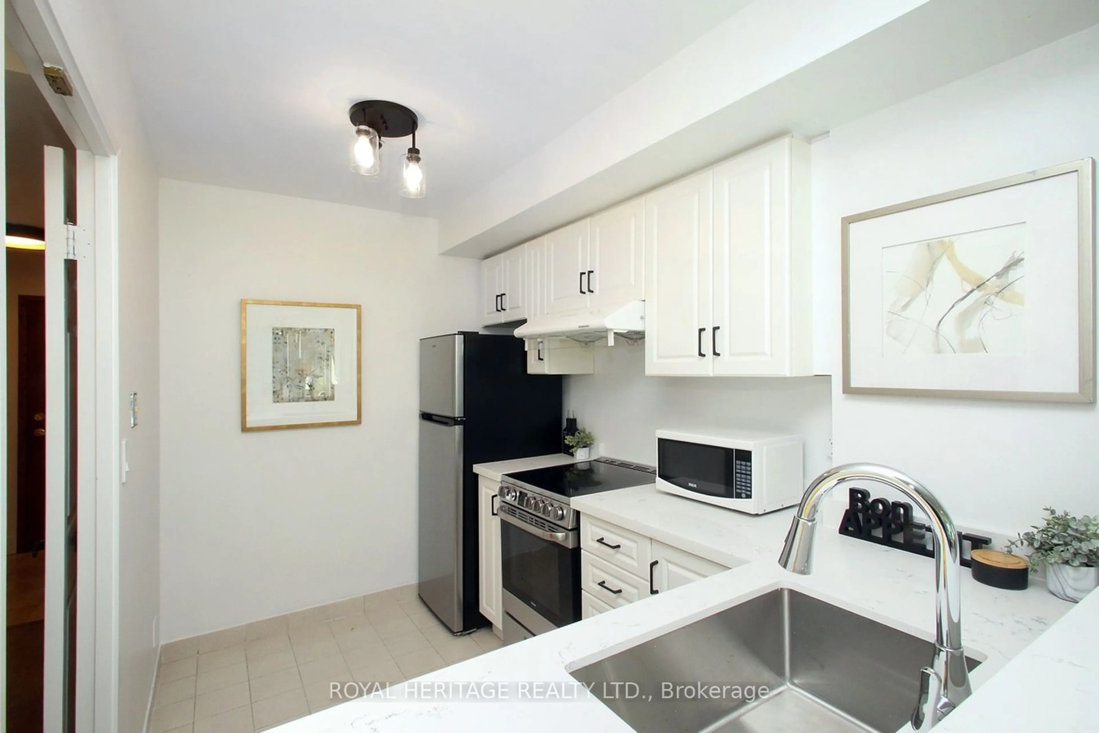 Standard kitchen, cottage for 18 Lee Centre Dr #1505, Toronto Ontario M1H 3H5