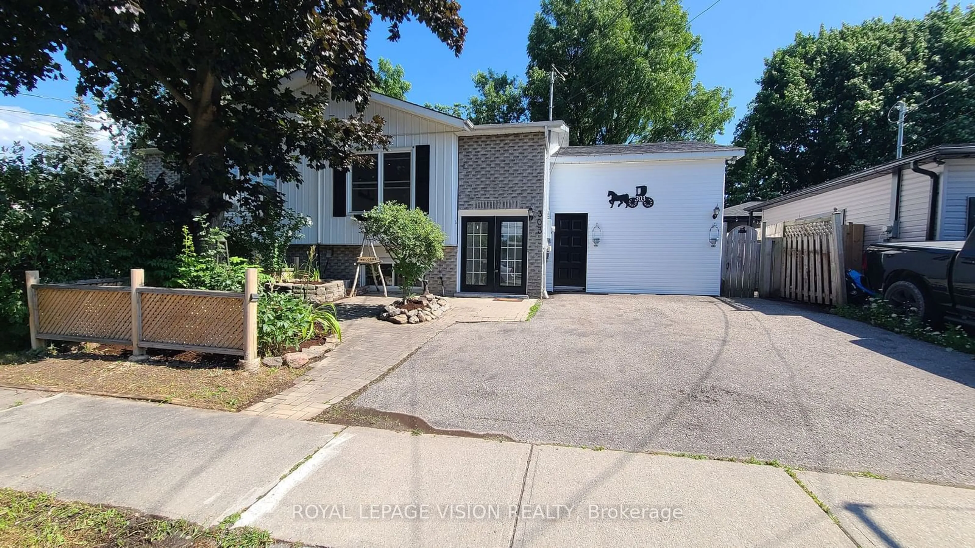 Frontside or backside of a home, the street view for 303 Beech St, Whitby Ontario L1N 3B3