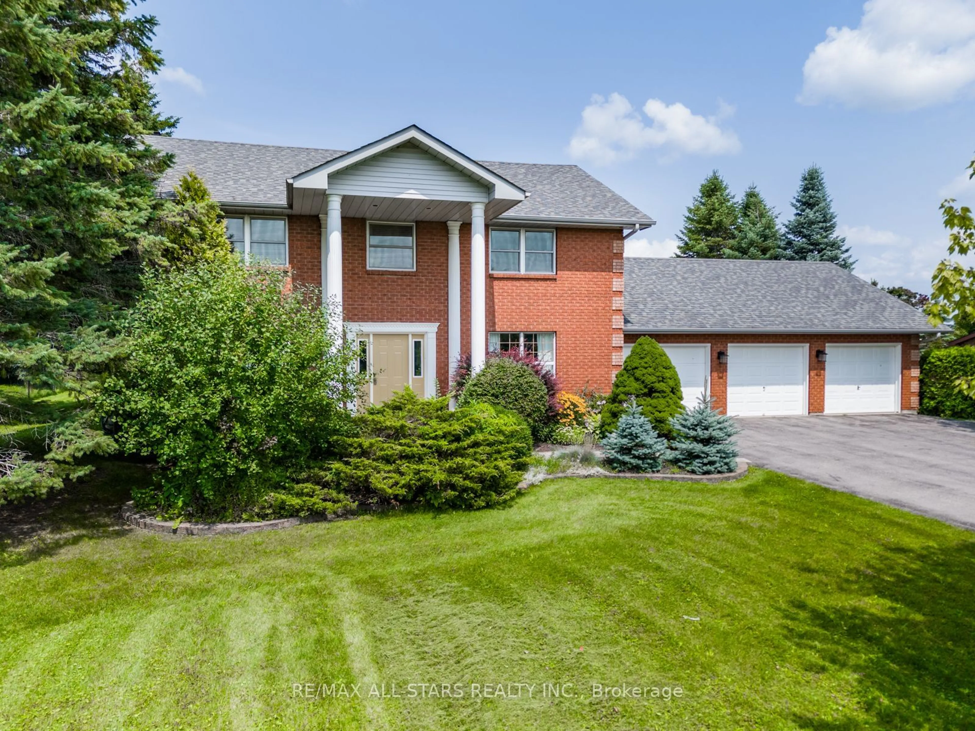 Frontside or backside of a home, the street view for 11 Ashton Lane, Scugog Ontario L9L 1Y8