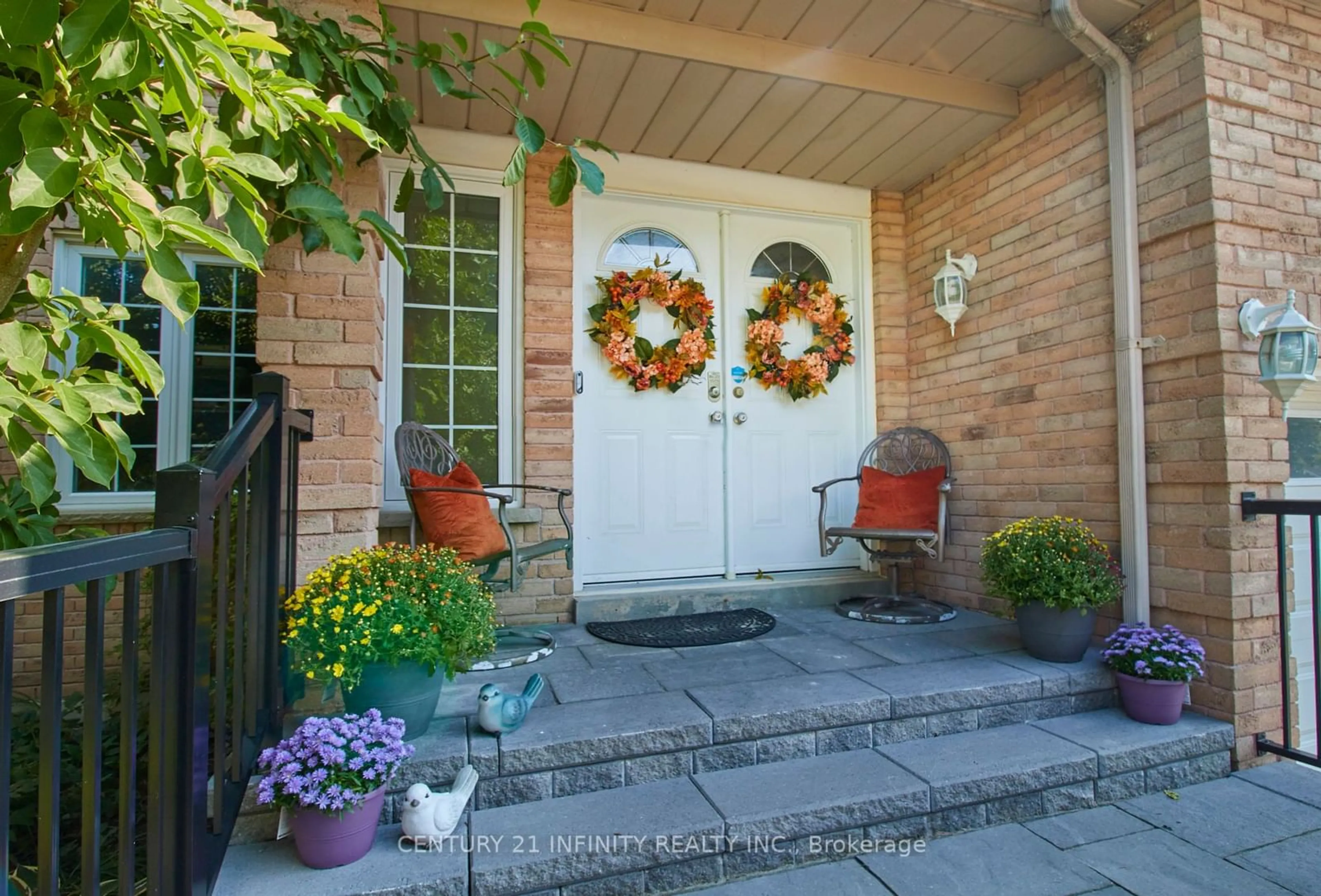 Indoor entryway, ceramic floors for 15 Lofthouse Dr, Whitby Ontario L1R 1V7