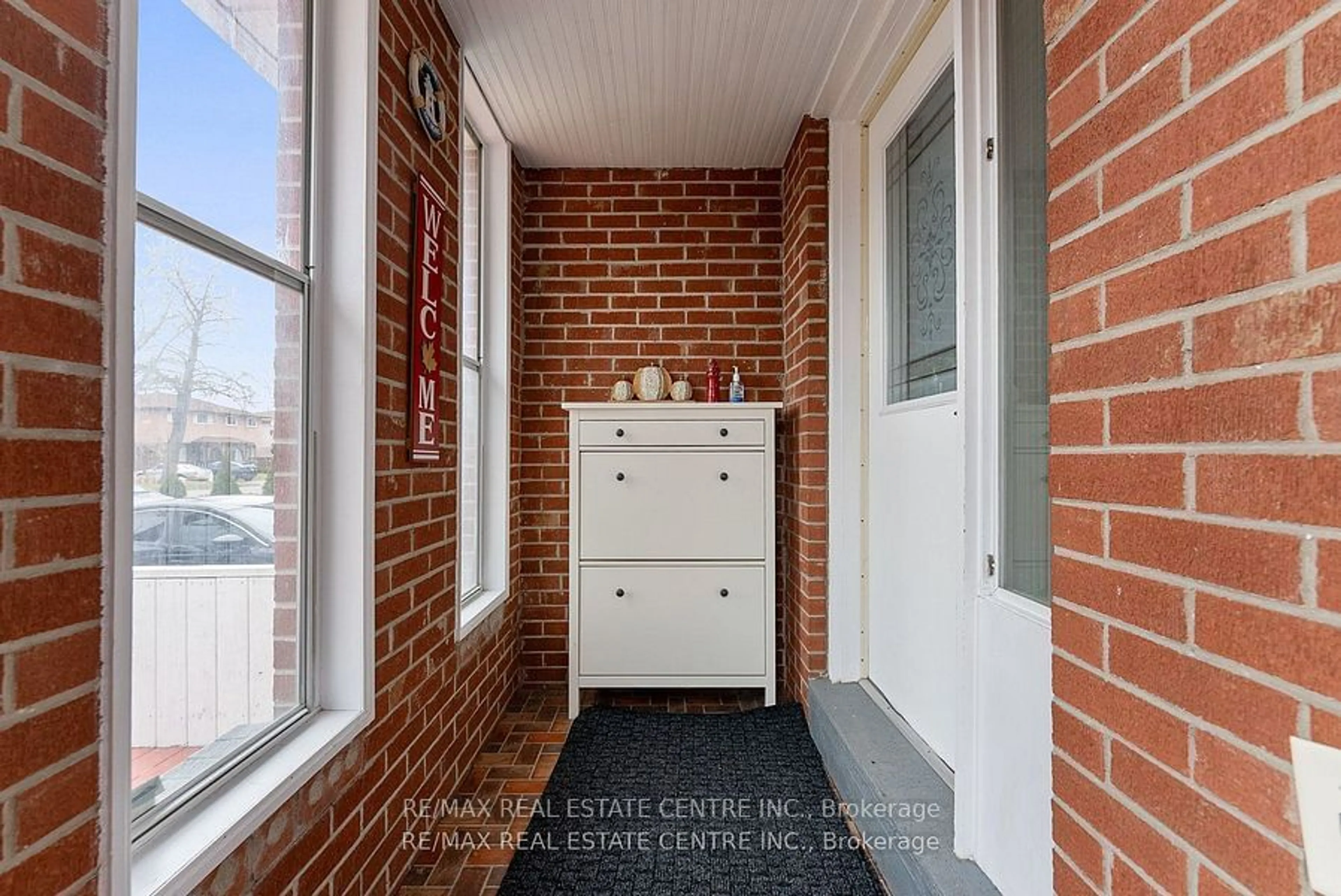 Indoor entryway, wood floors for 383 Durham Crt, Oshawa Ontario L1J 1W8