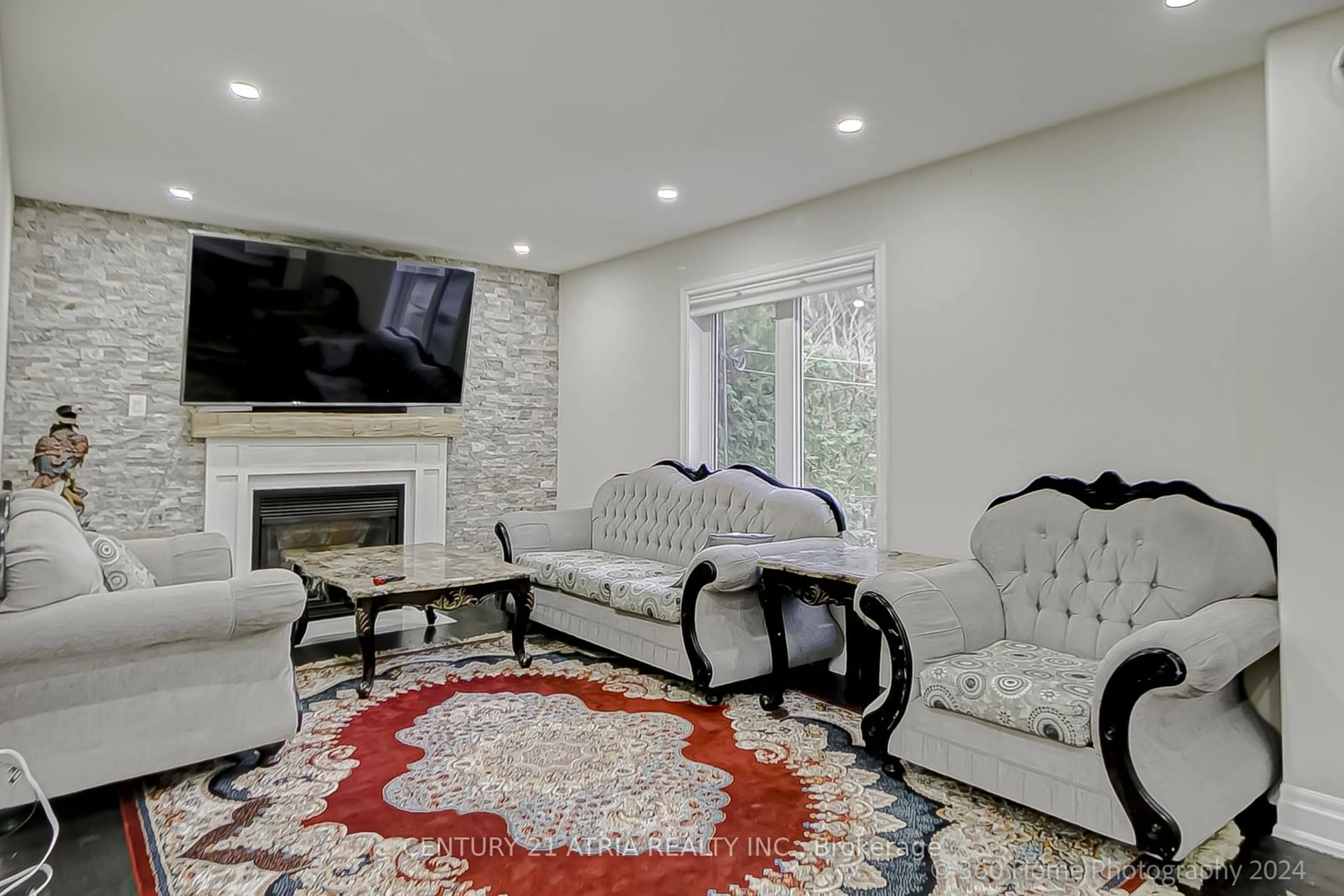 Living room, carpet floors for 998 Ridge Valley Dr, Oshawa Ontario L2K 2G3