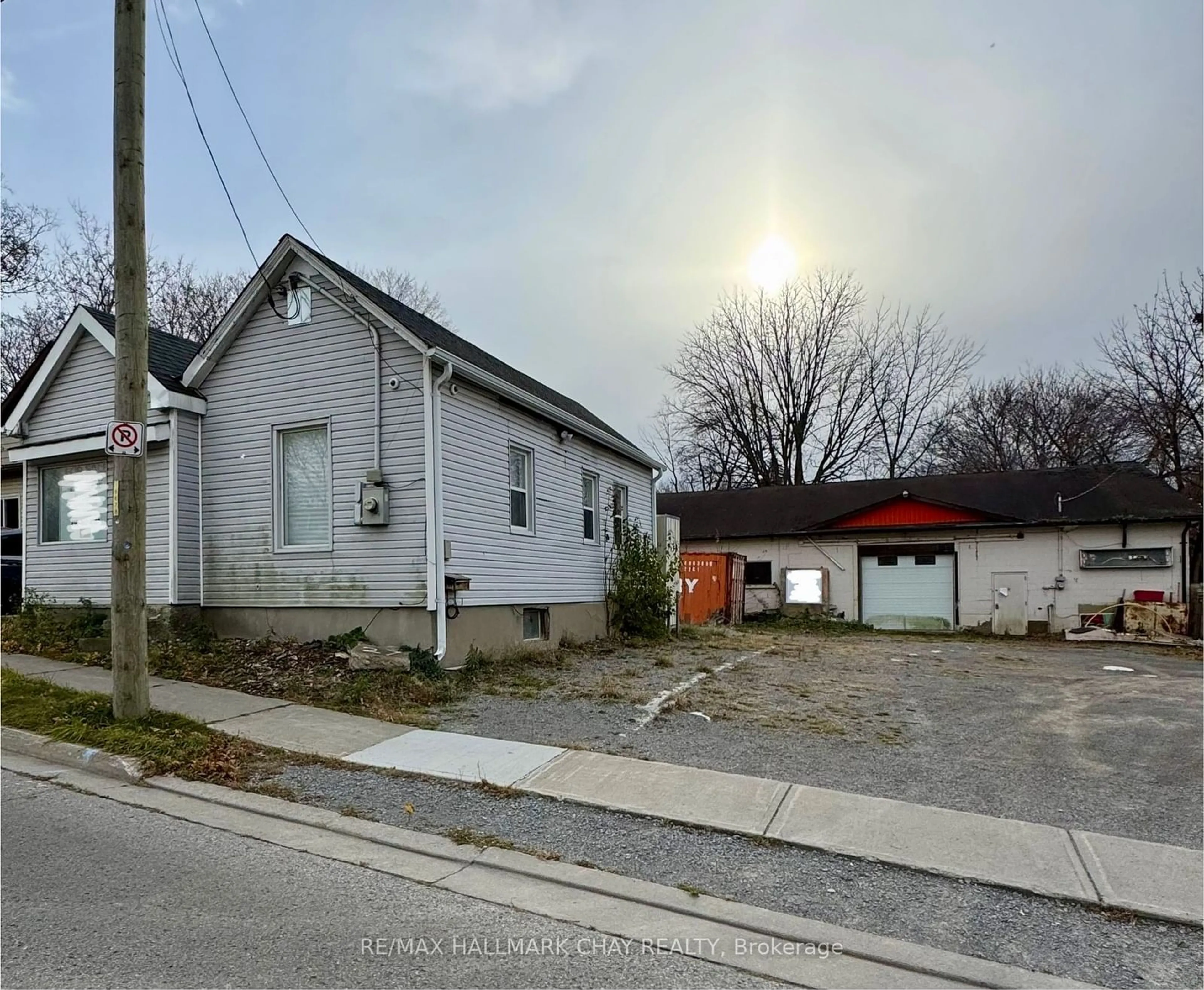 Frontside or backside of a home, the street view for 33 Hall St, Oshawa Ontario L1H 2Y7